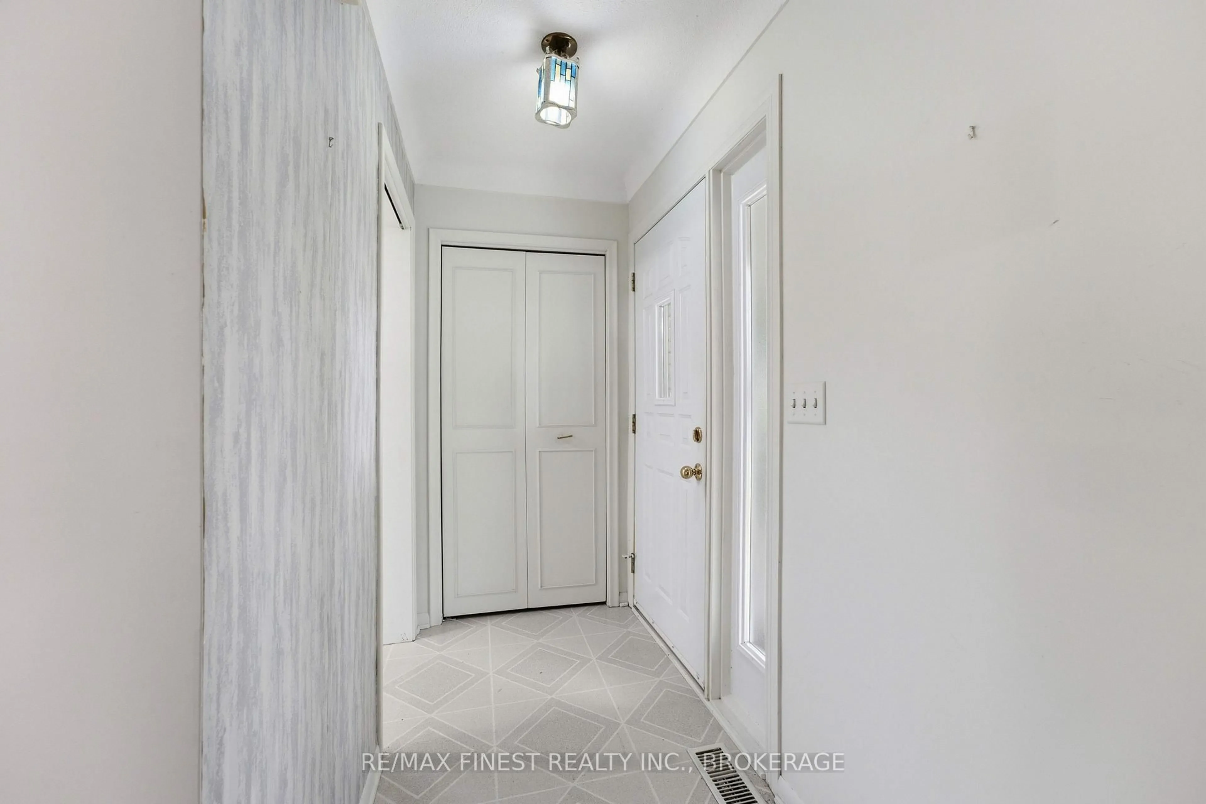 Indoor entryway for 746 Laidlaw Cres, Kingston Ontario K7M 5M5