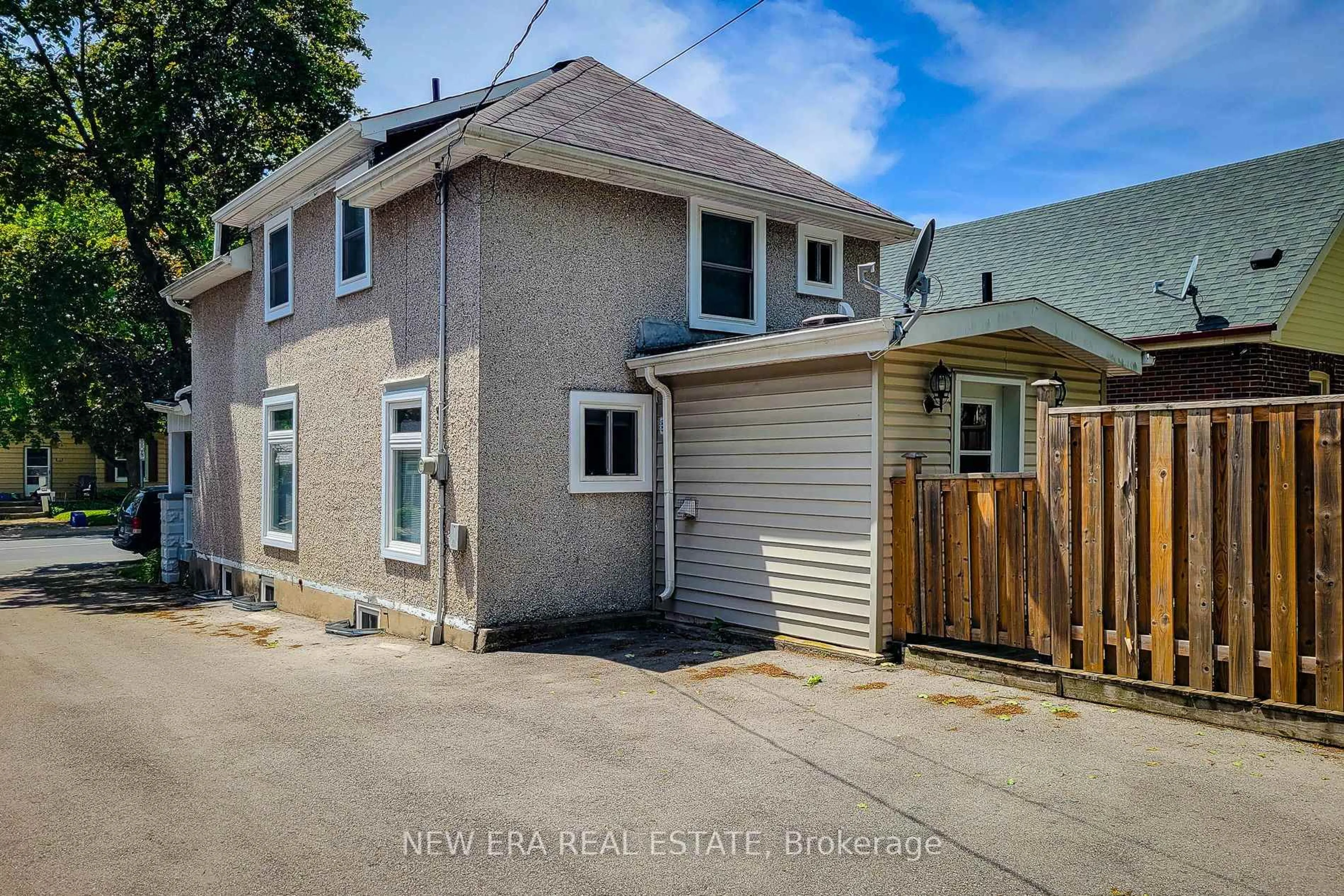 A pic from outside/outdoor area/front of a property/back of a property/a pic from drone, street for 319 King St, Hamilton Ontario L9H 1W5