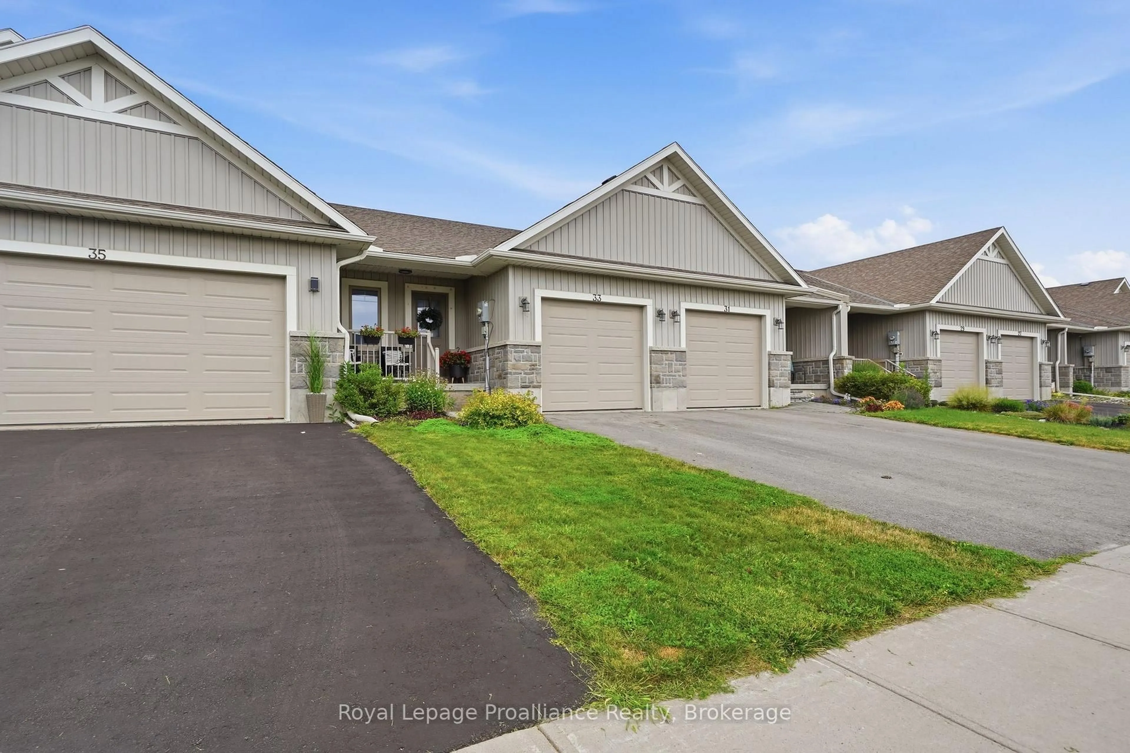 Home with vinyl exterior material, street for 33 Chinook St, Belleville Ontario K8P 0C6