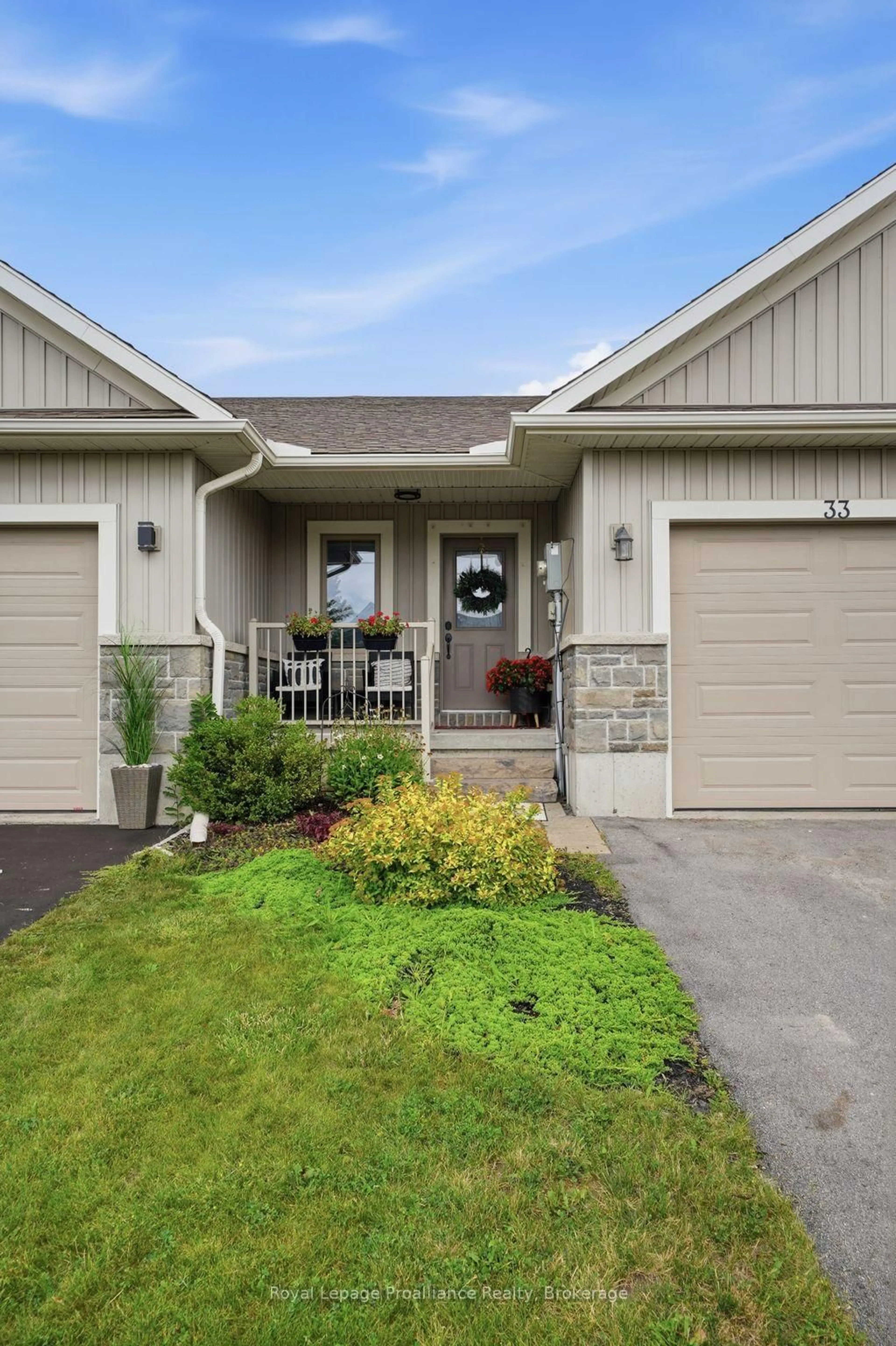Home with vinyl exterior material, street for 33 Chinook St, Belleville Ontario K8P 0C6