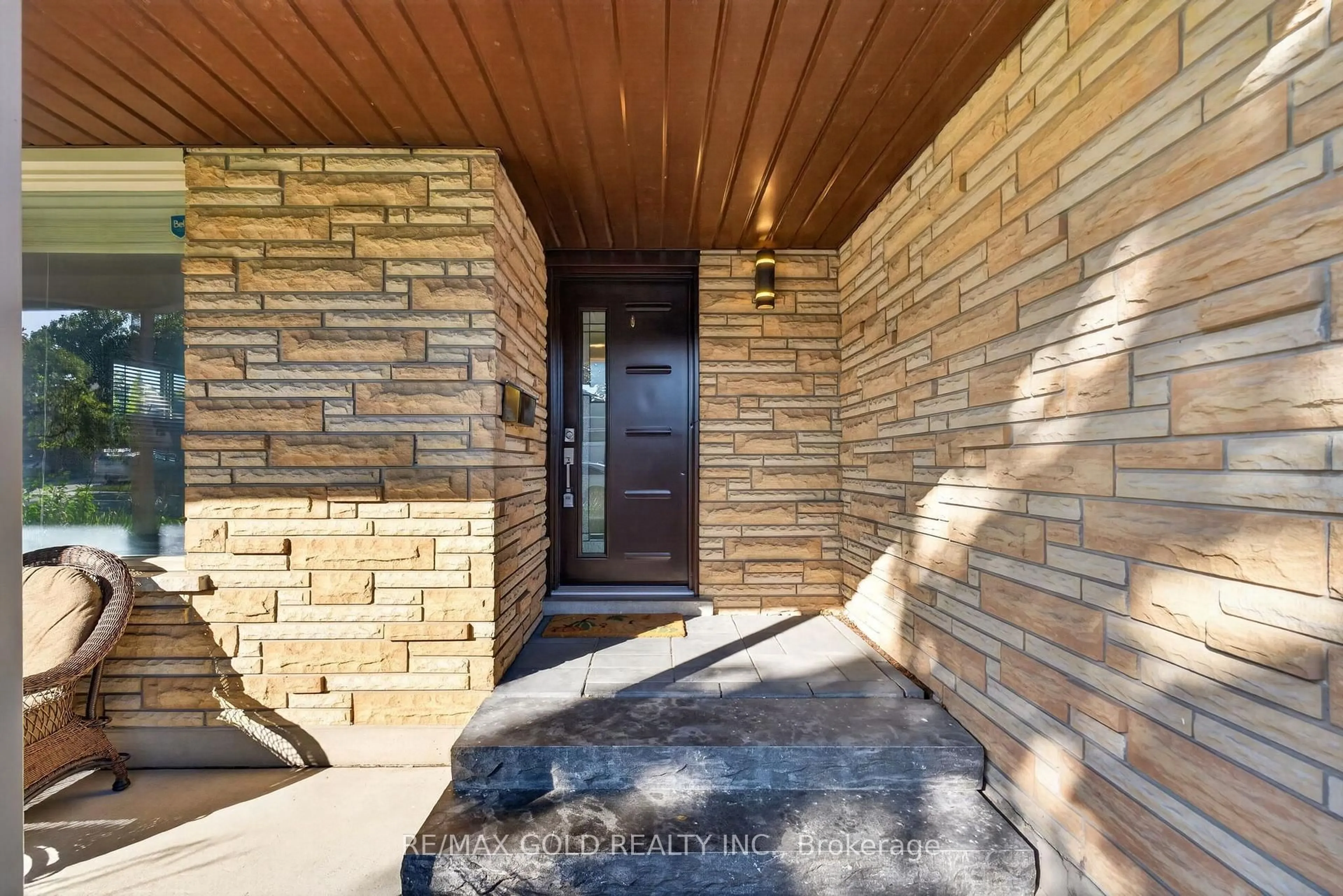 Indoor entryway for 16 Monterey Rd, Kitchener Ontario N2B 1V3