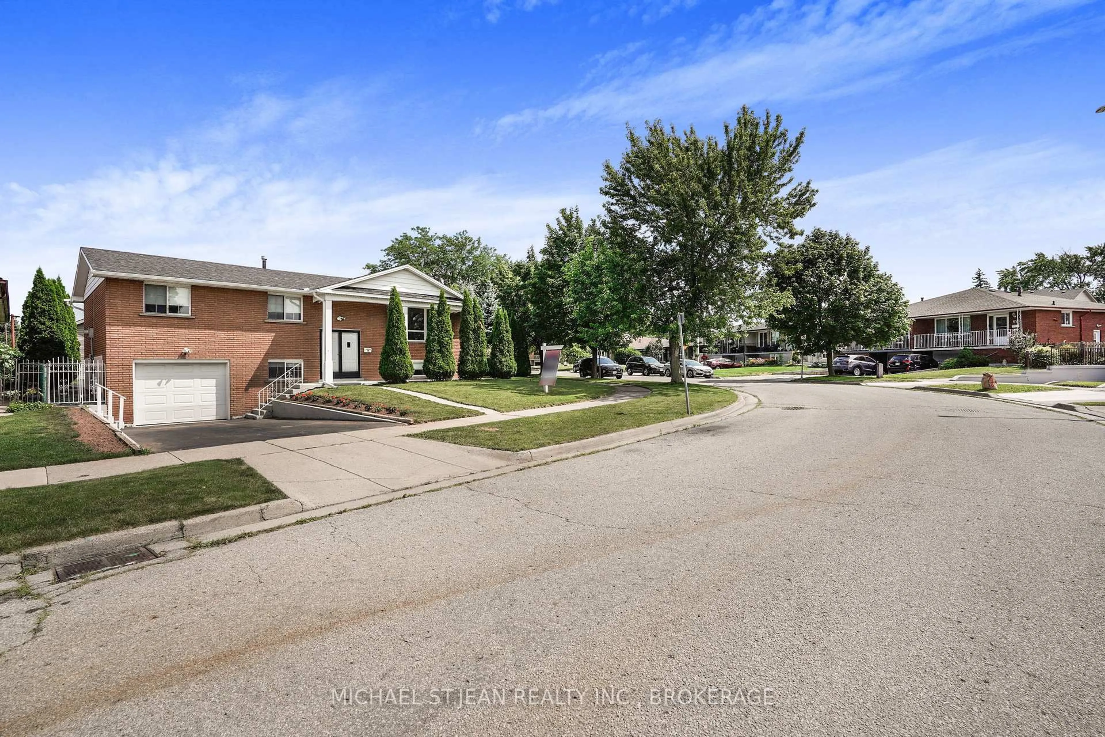 A pic from outside/outdoor area/front of a property/back of a property/a pic from drone, street for 72 Eastbury Dr, Hamilton Ontario L8E 2V5