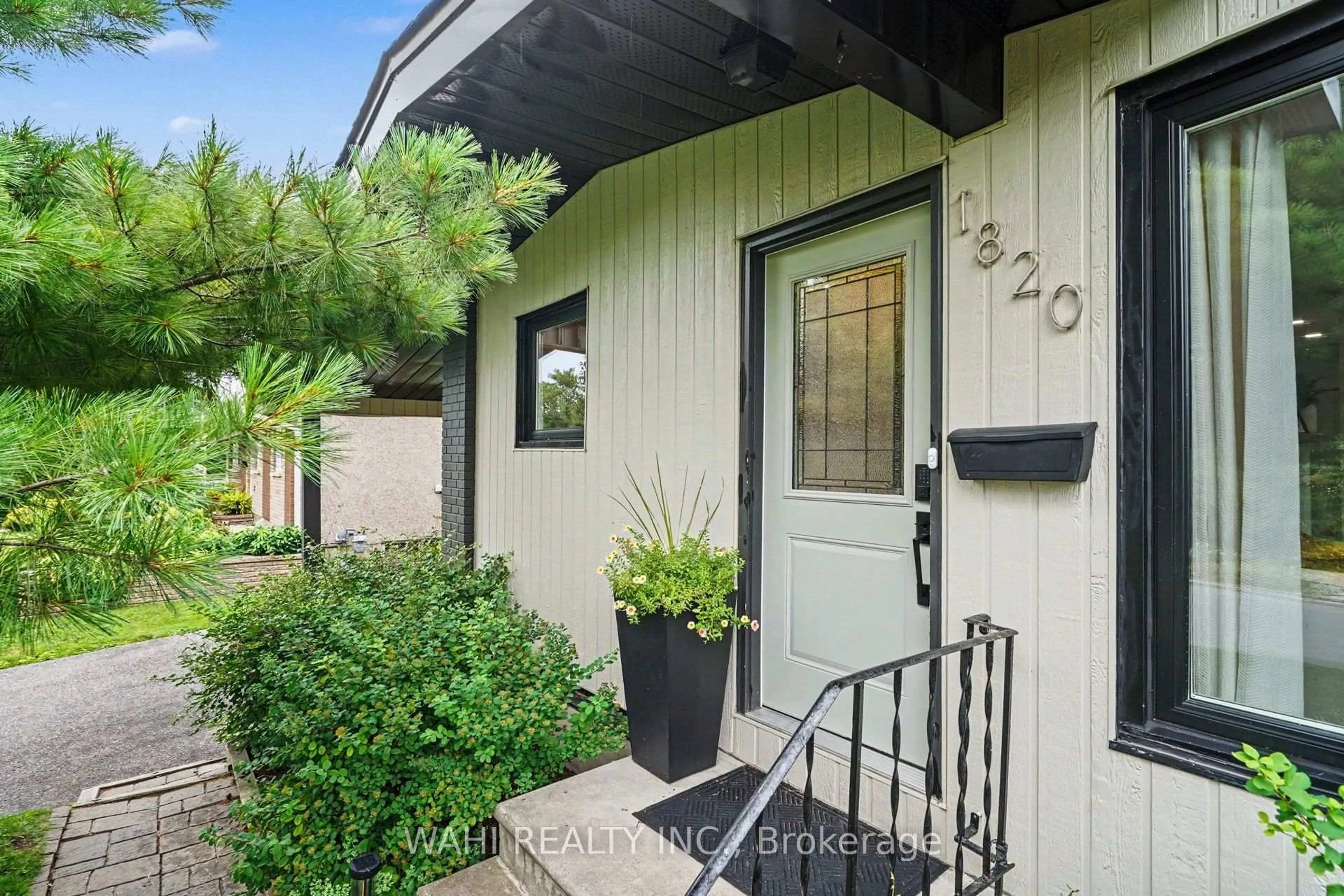 Indoor entryway for 1820 Lorraine Ave, Ottawa Ontario K1H 6Z8
