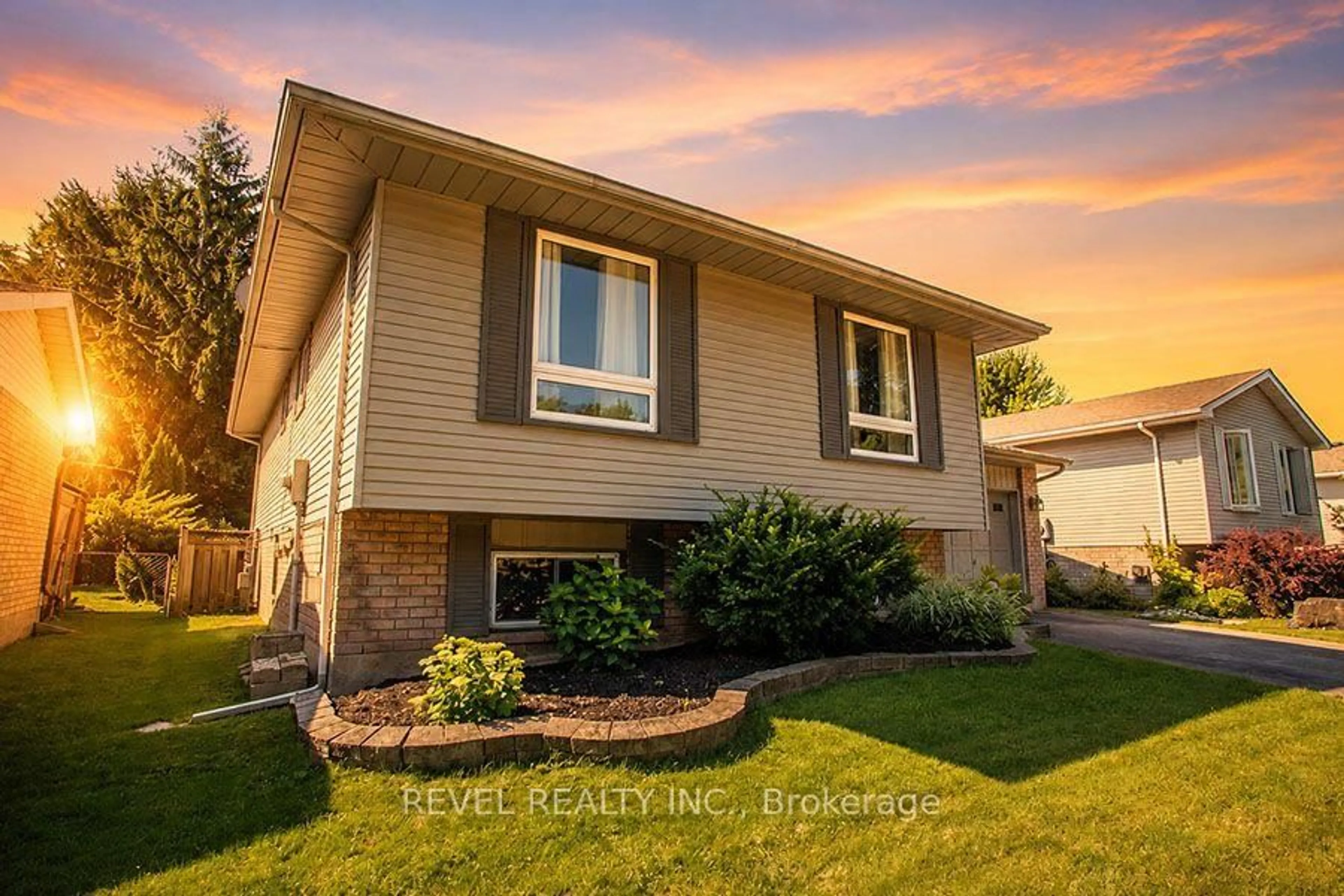 Home with vinyl exterior material, street for 27 Myrtleville Dr, Brantford Ontario N3V 1B9