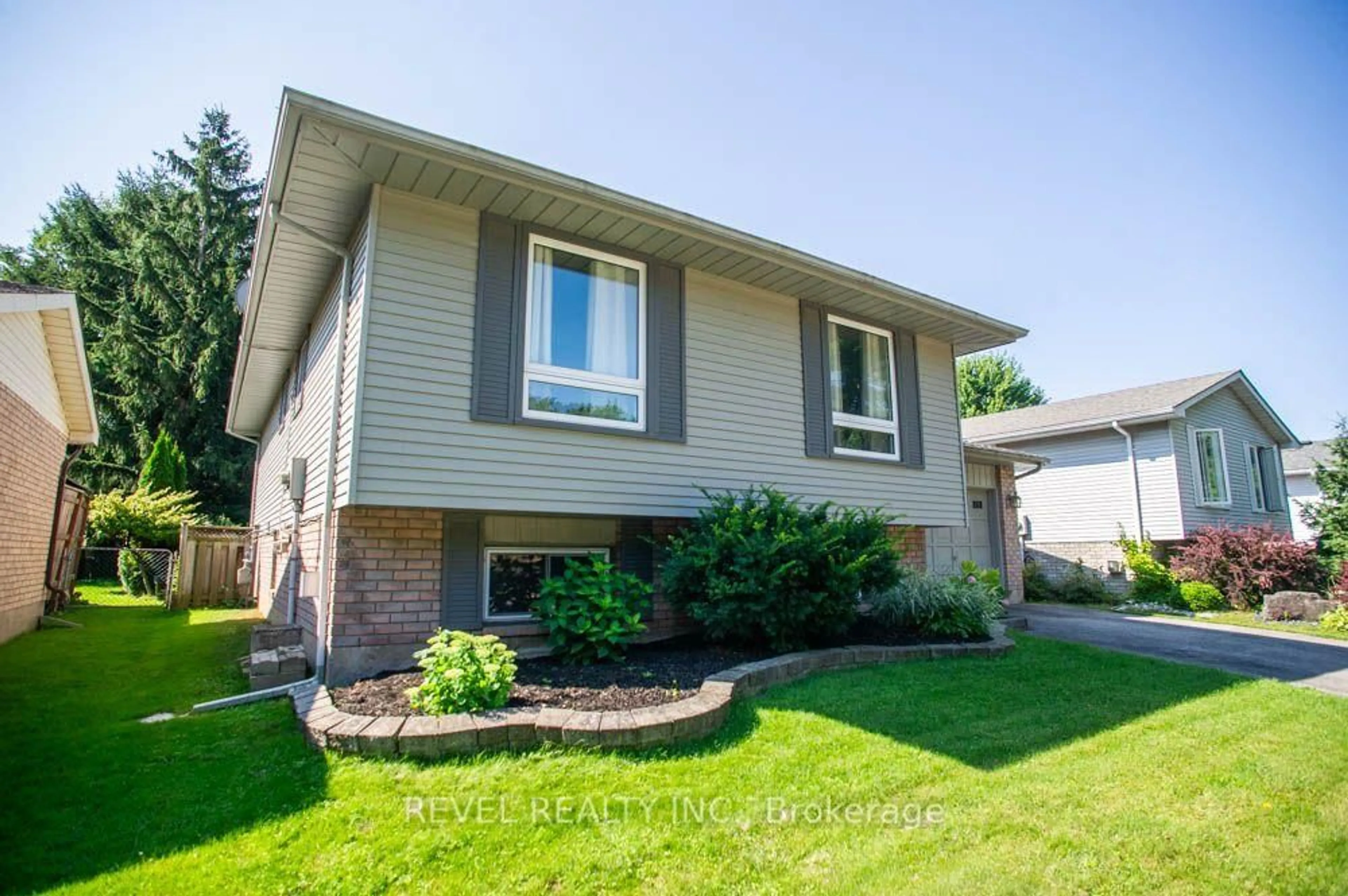 Home with vinyl exterior material, street for 27 Myrtleville Dr, Brantford Ontario N3V 1B9