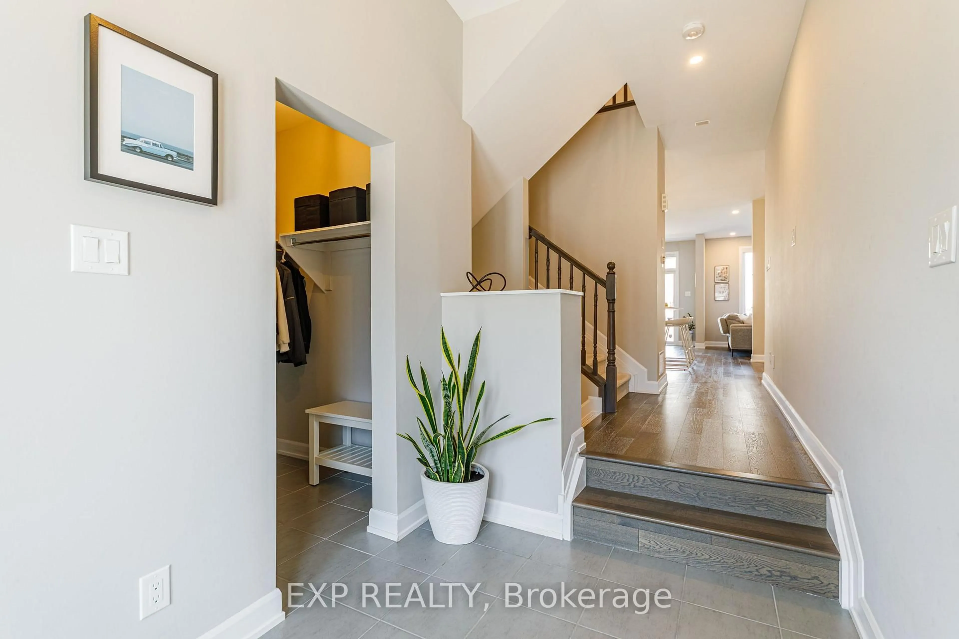 Indoor entryway for 17 Allan Moore Pl, Stittsville Ontario K2S 2A9