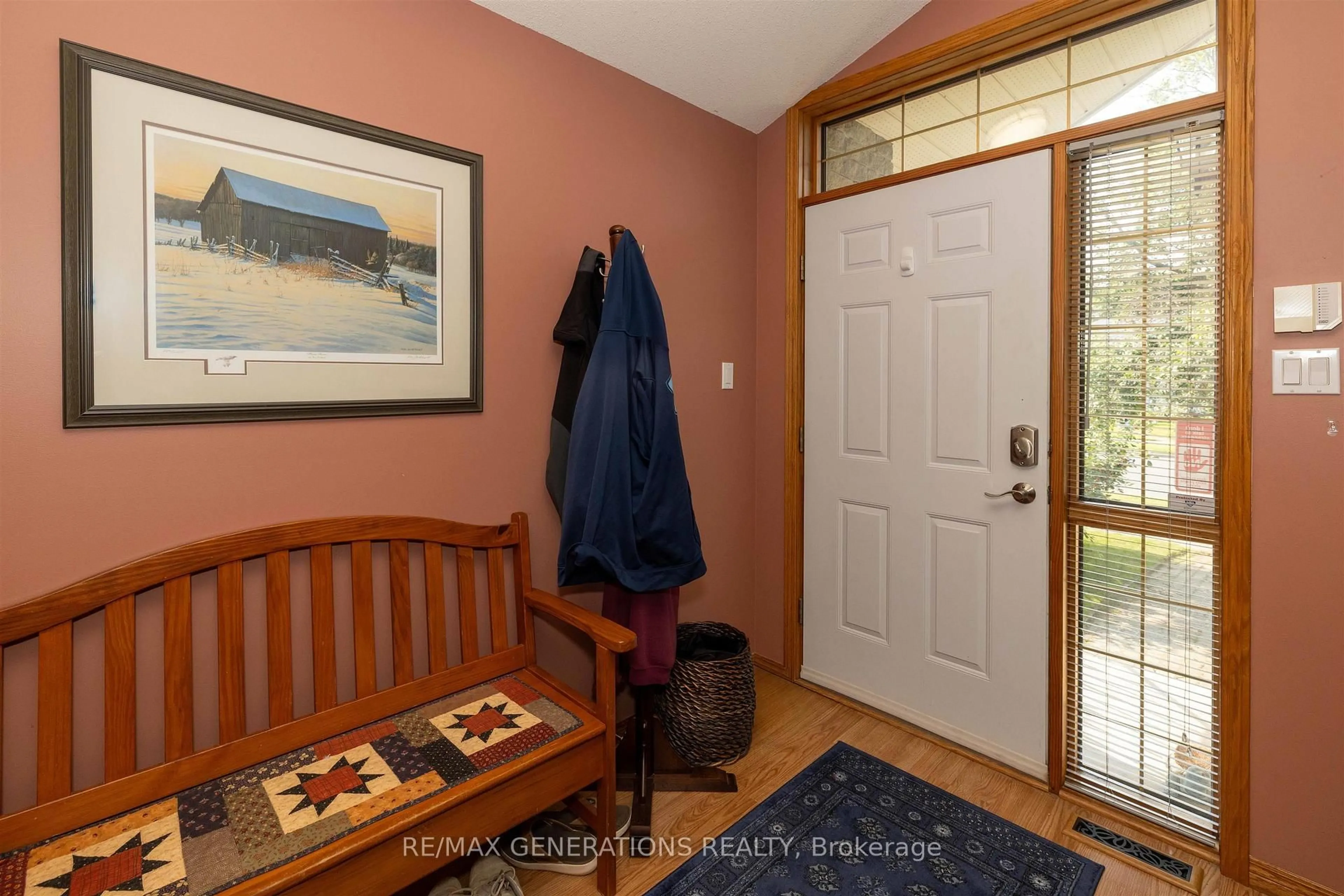 Indoor entryway for 757 Porcupine Blvd, Thunder Bay Ontario P7C 5Y9