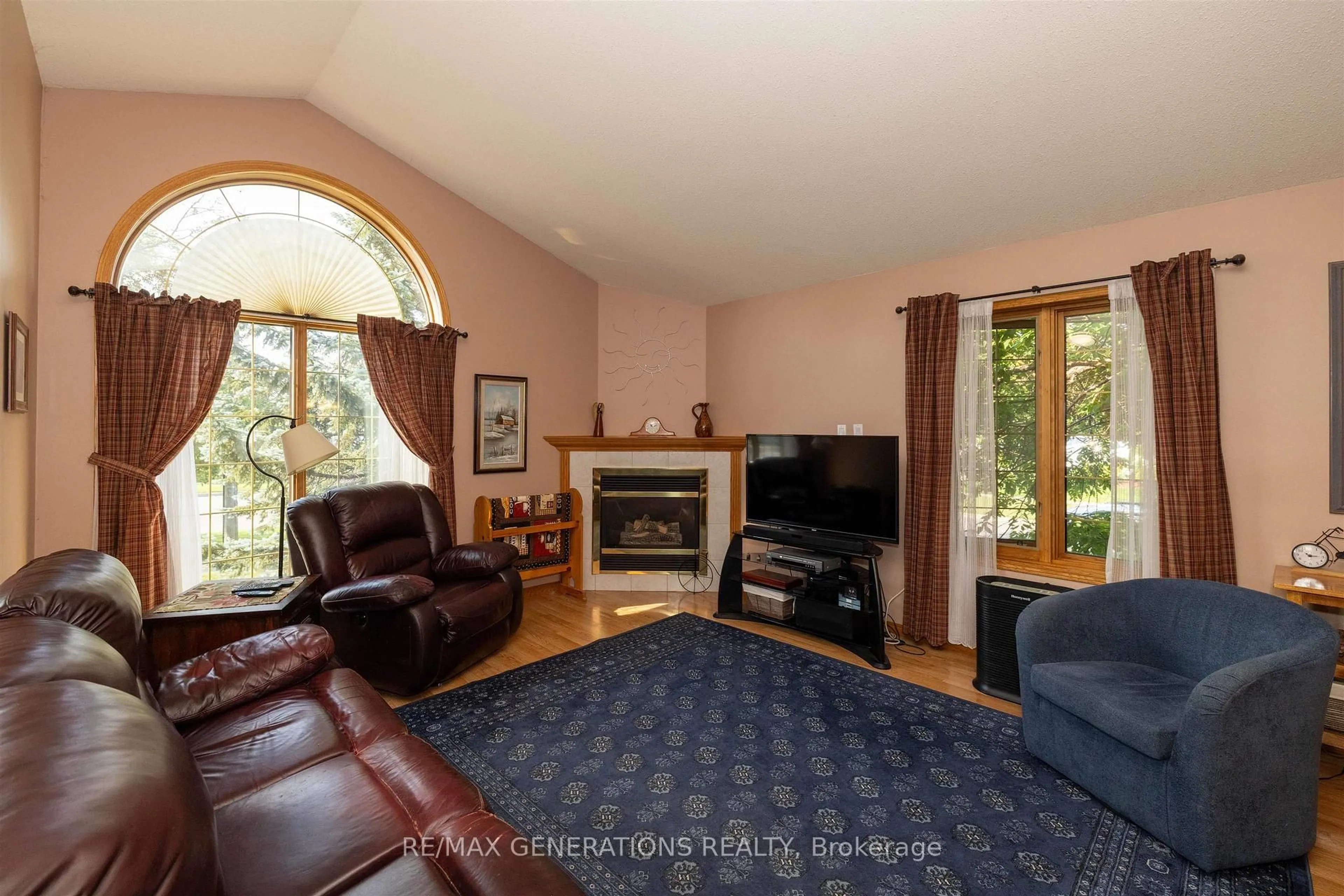 Living room with furniture, unknown for 757 Porcupine Blvd, Thunder Bay Ontario P7C 5Y9