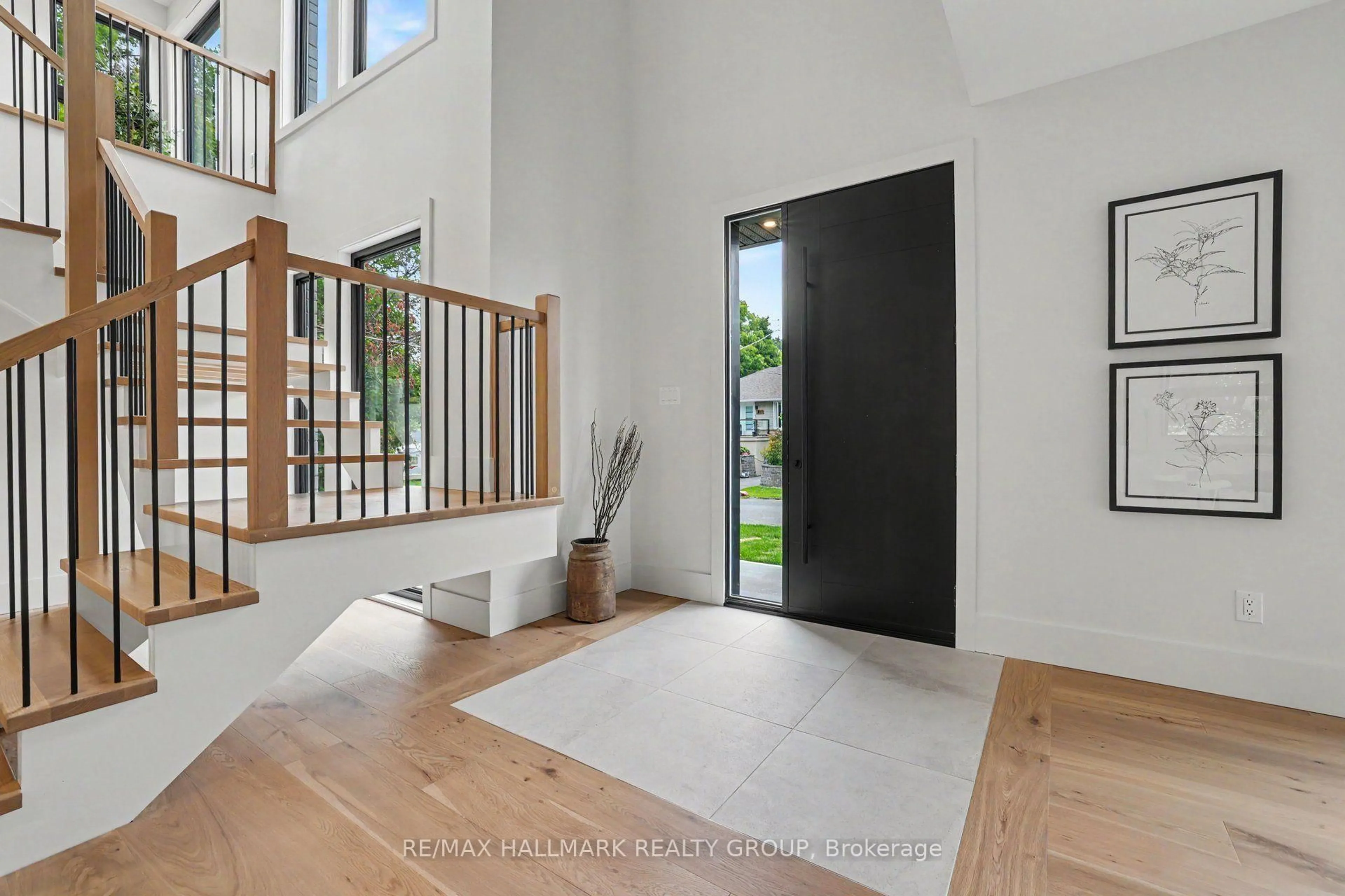 Indoor entryway for 218 Woodland Ave, Ottawa Ontario K2B 5C9