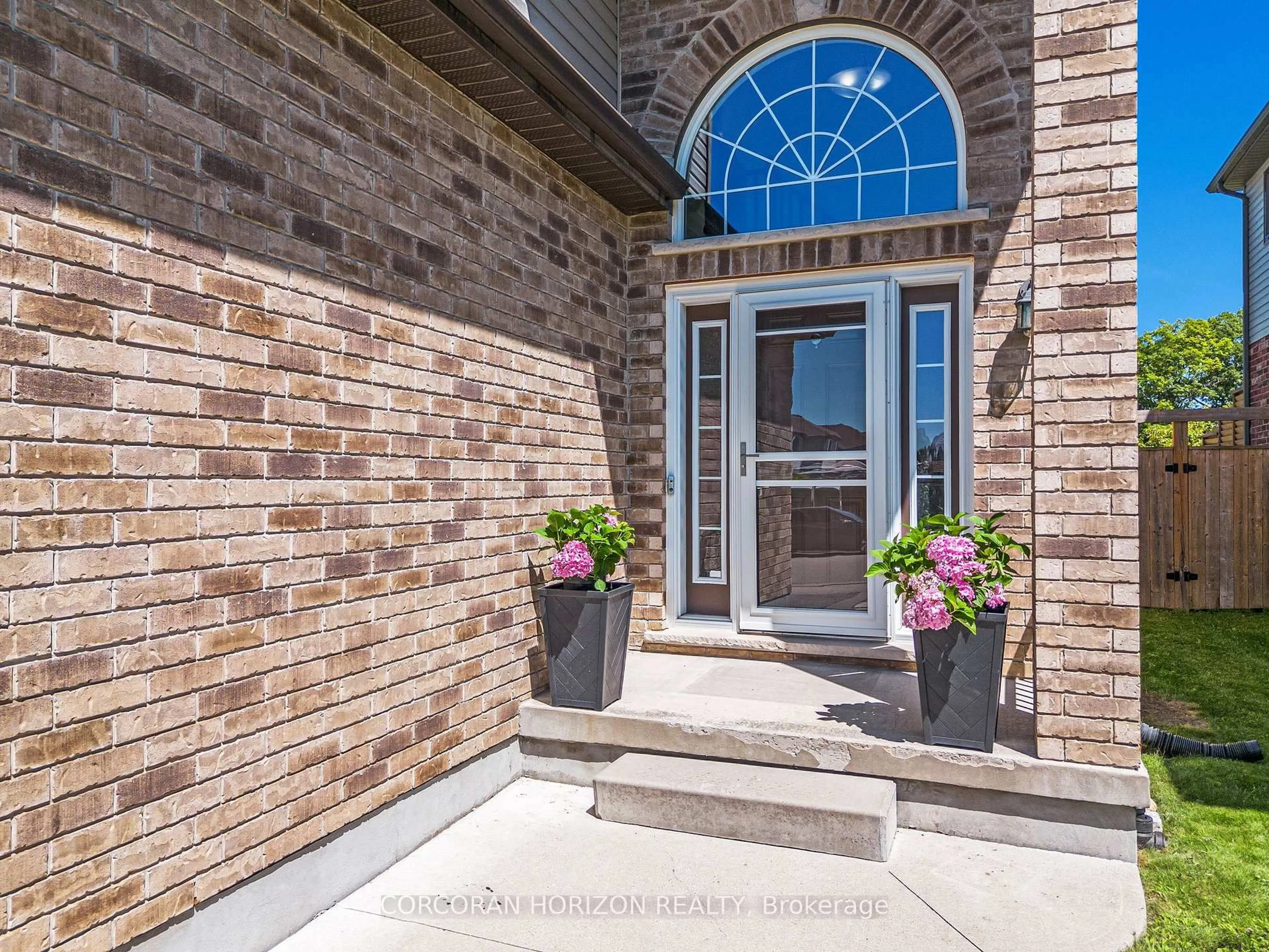 Indoor entryway for 135 Broadoaks Dr, Cambridge Ontario N1T 0A9