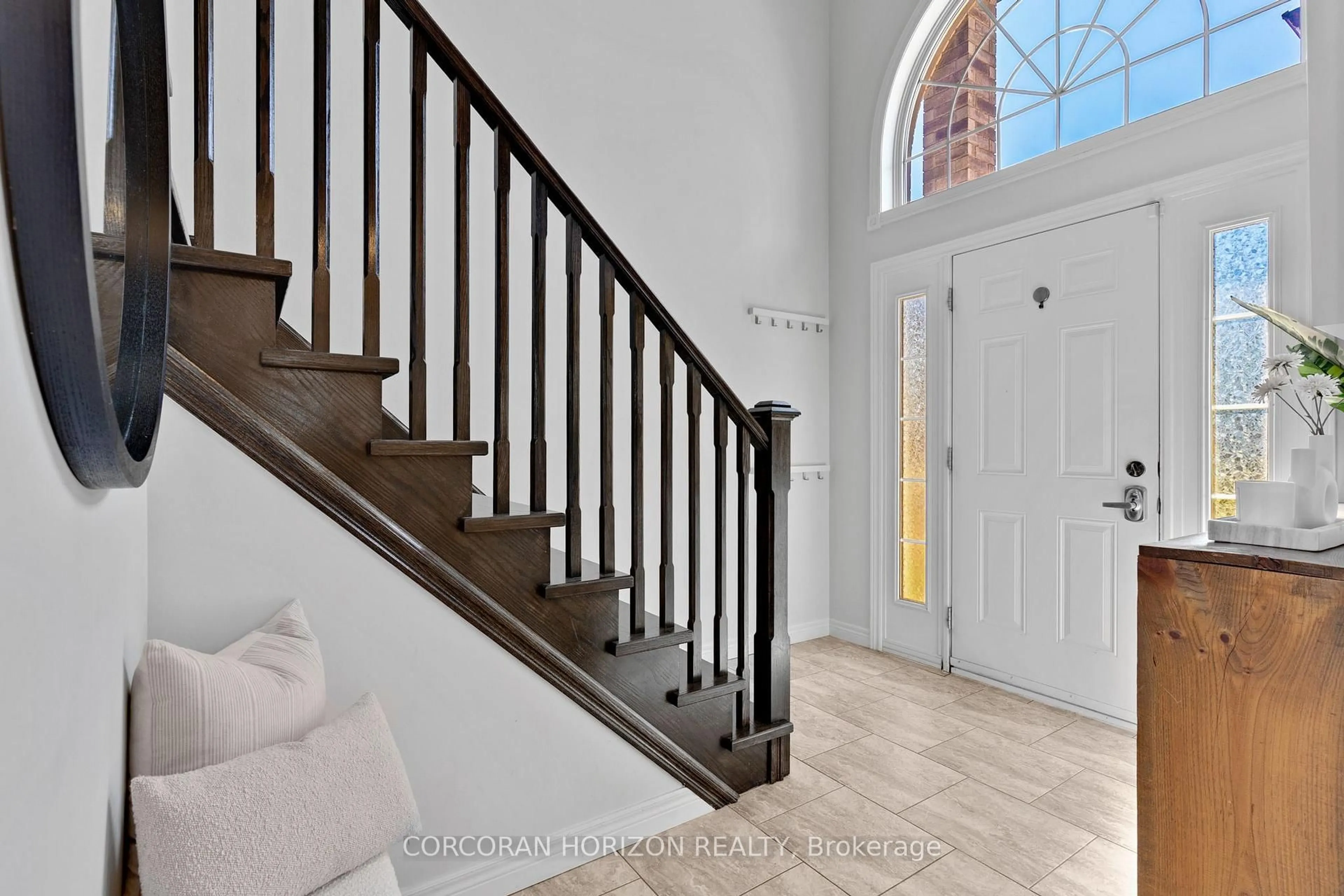 Indoor entryway for 135 Broadoaks Dr, Cambridge Ontario N1T 0A9