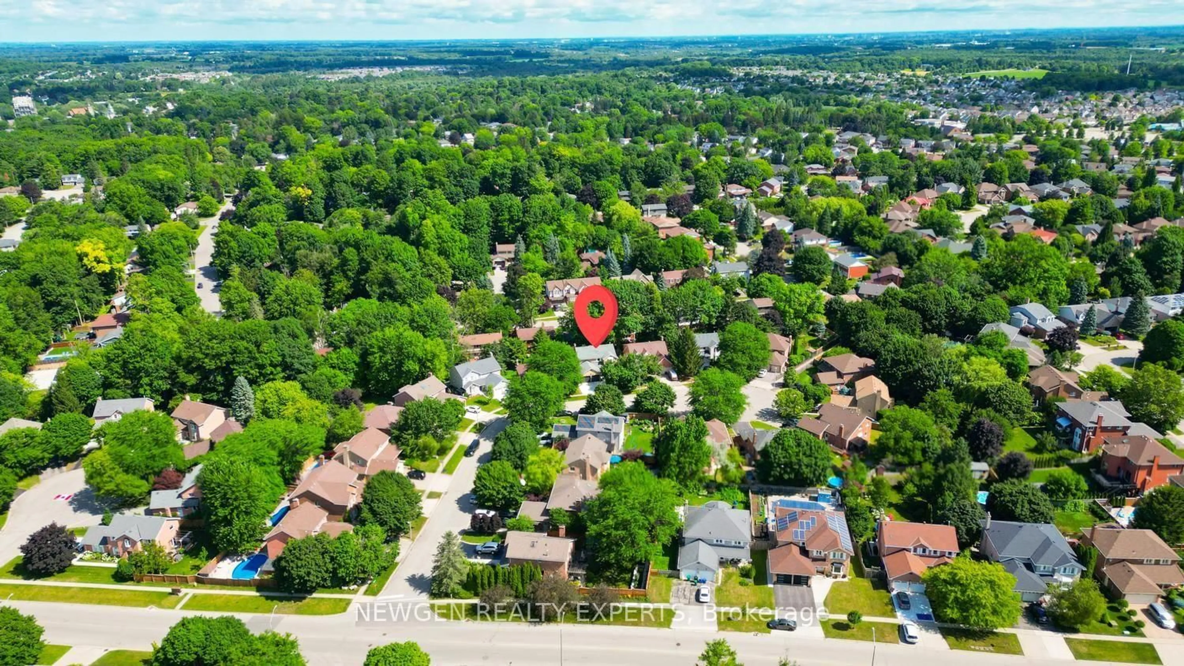 A pic from outside/outdoor area/front of a property/back of a property/a pic from drone, street for 31 Stock Crt, Cambridge Ontario N3C 3R4
