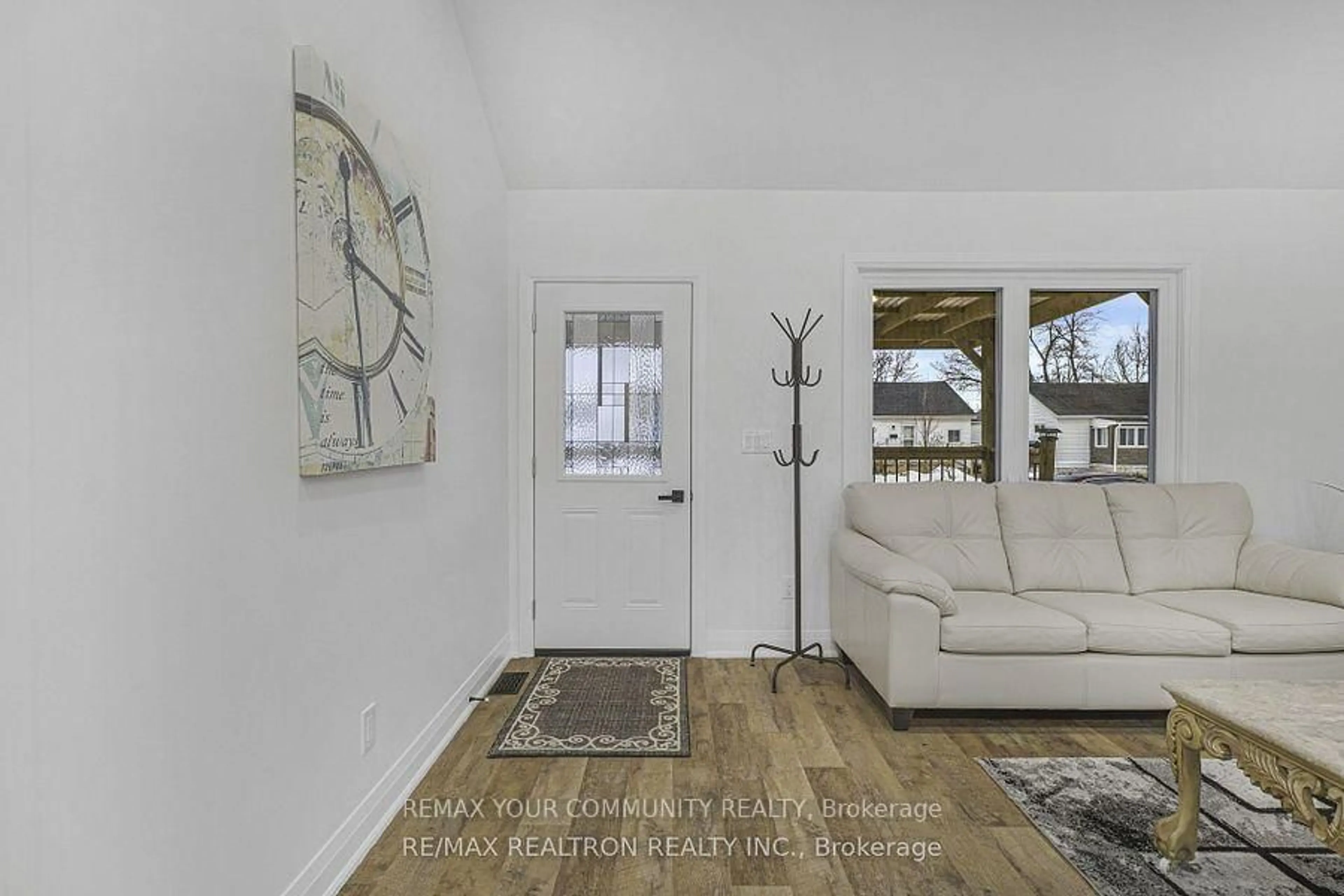 Indoor entryway for 6167 Skinner St, Niagara Falls Ontario L2G 2Y4