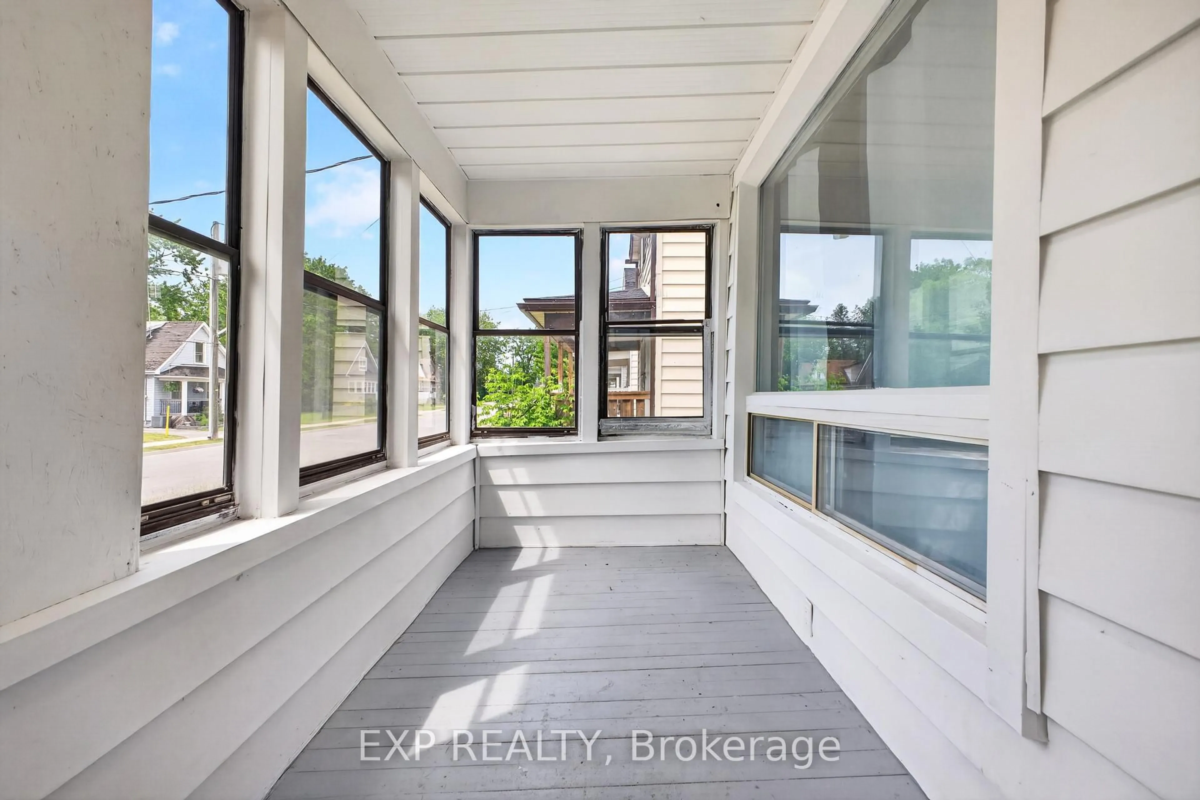 Indoor entryway for 6564 LEVEL Ave, Niagara Falls Ontario L2G 4B7