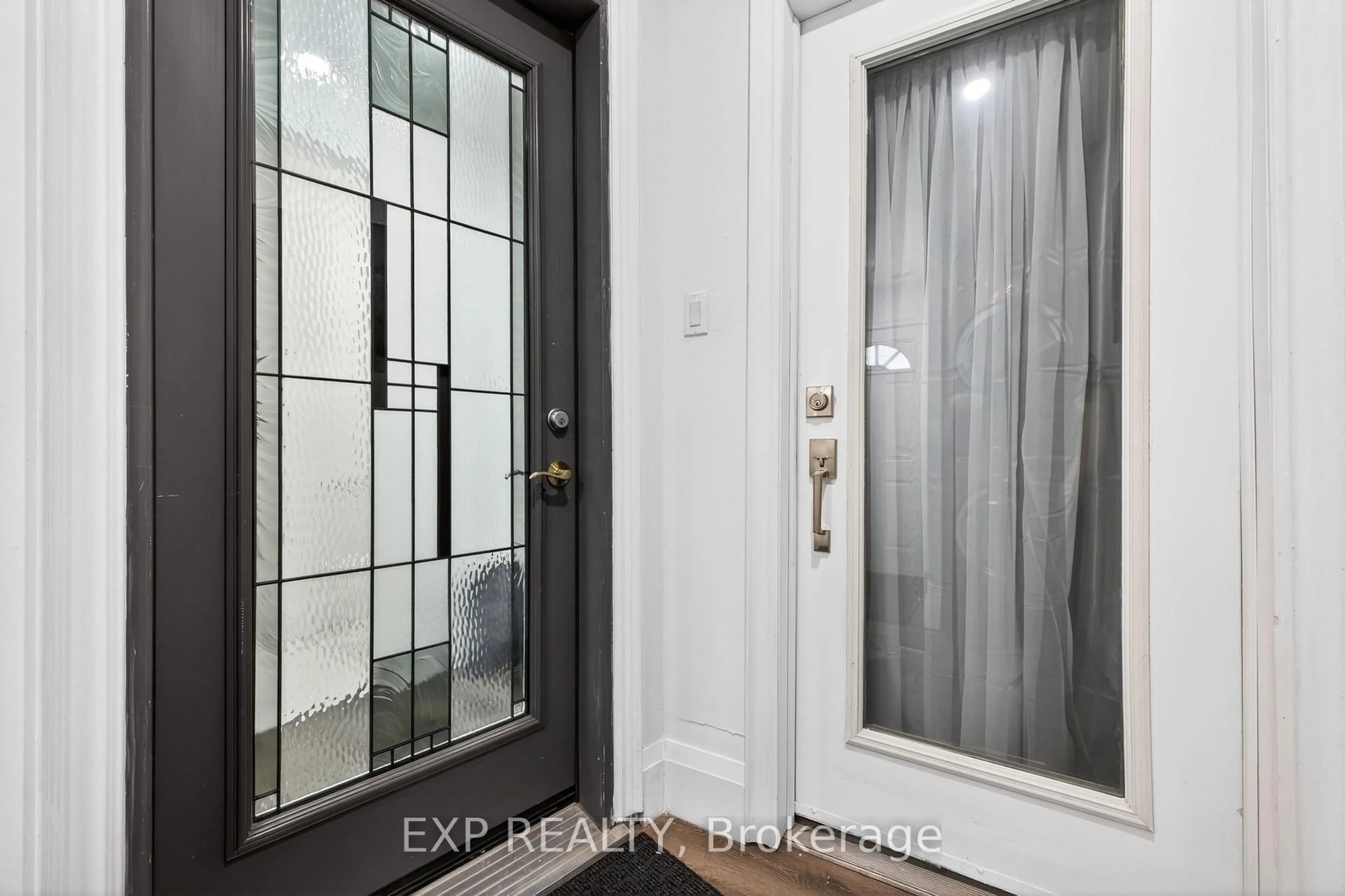 Indoor entryway for 6564 LEVEL Ave, Niagara Falls Ontario L2G 4B7