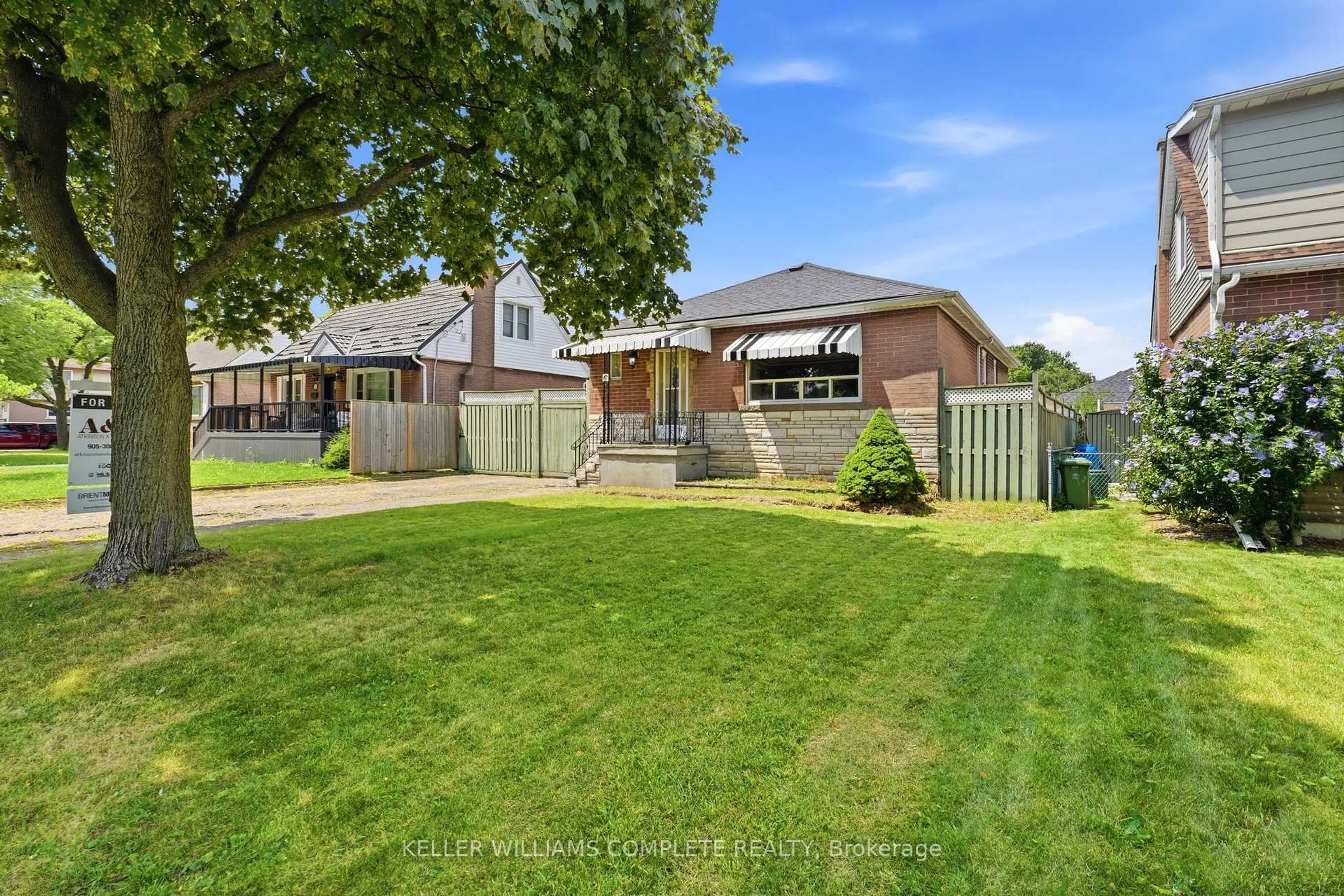 A pic from outside/outdoor area/front of a property/back of a property/a pic from drone, street for 6 Seven Oaks Dr, Hamilton Ontario L9A 4C8