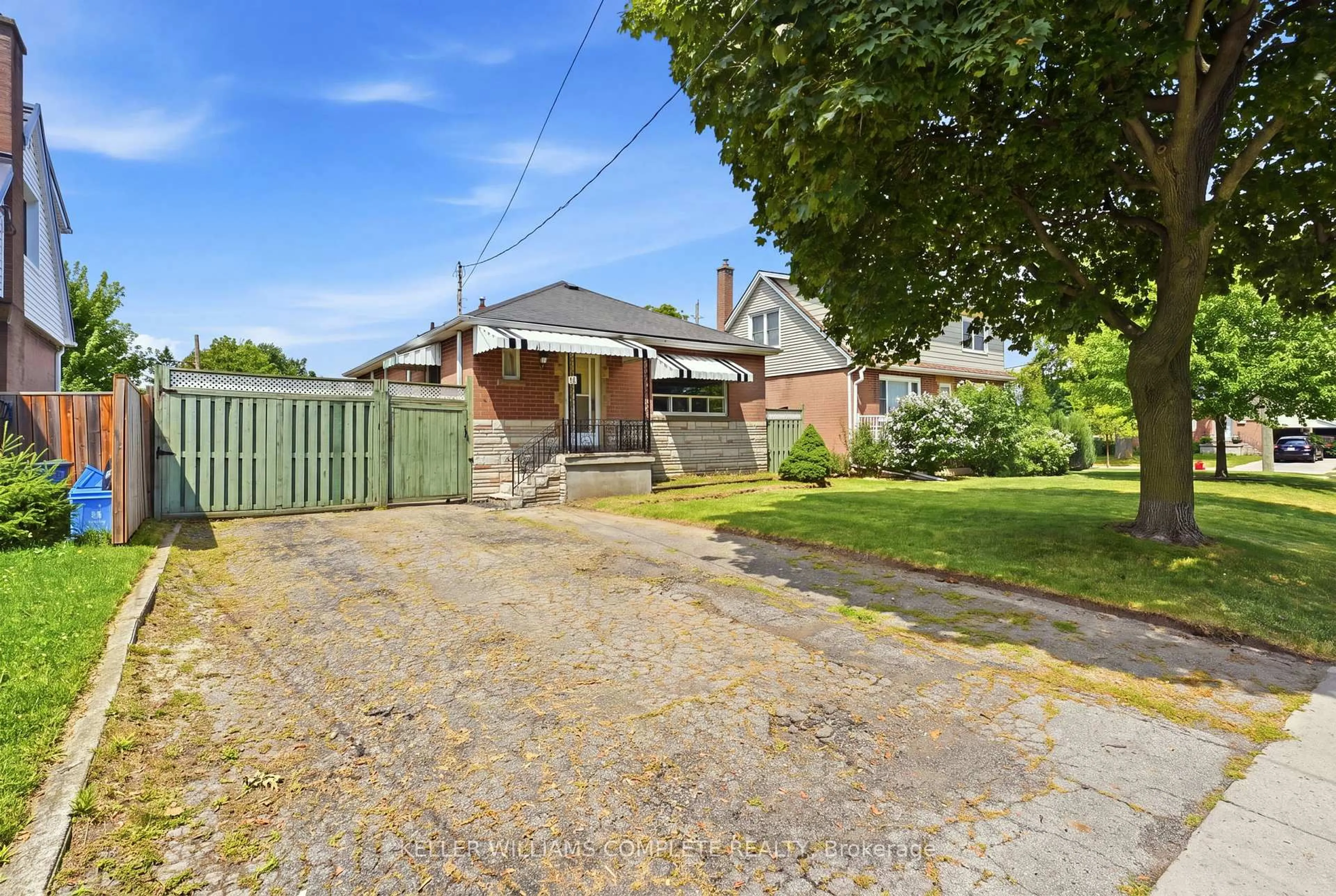 A pic from outside/outdoor area/front of a property/back of a property/a pic from drone, street for 6 Seven Oaks Dr, Hamilton Ontario L9A 4C8