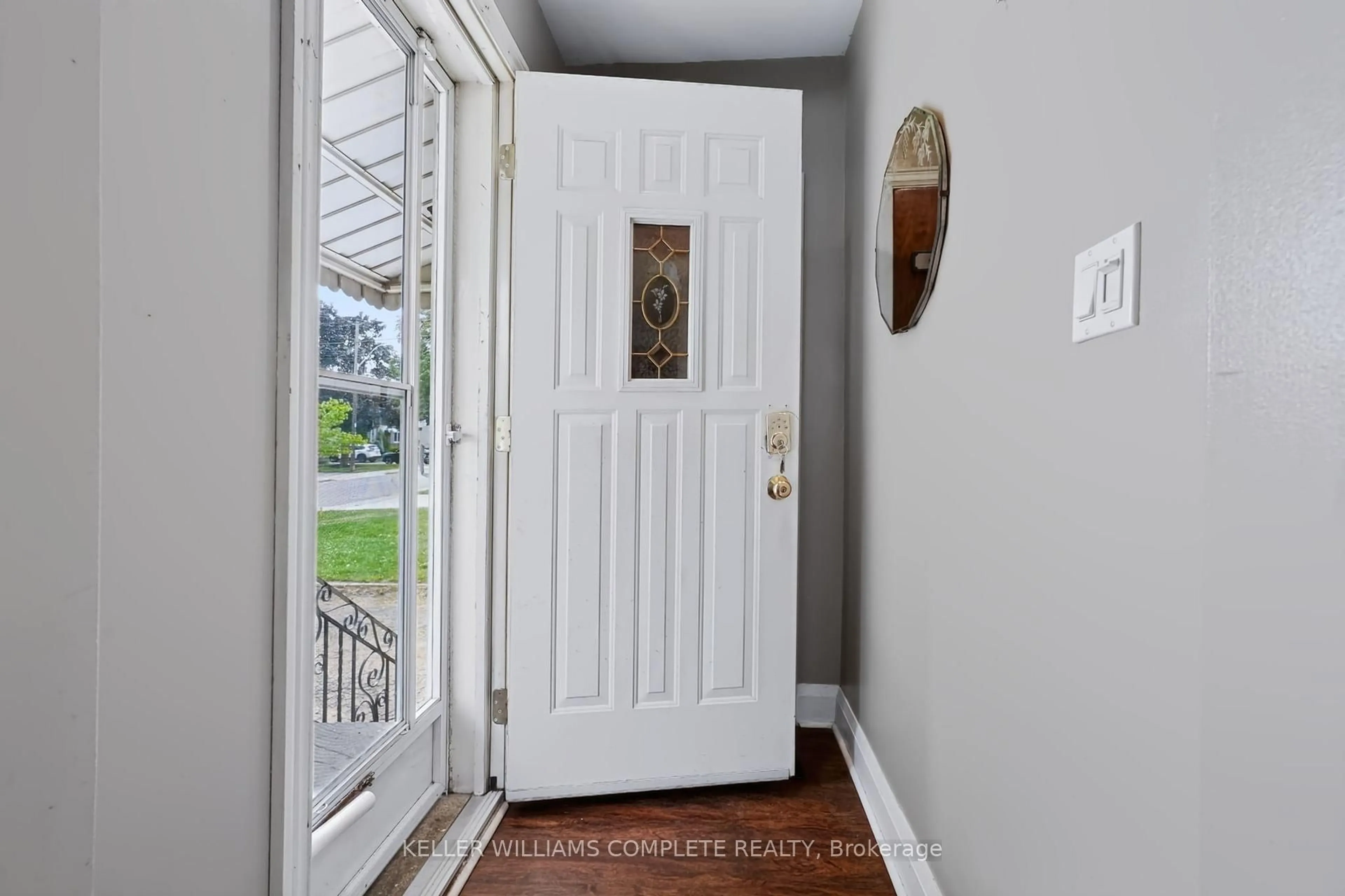 Indoor entryway for 6 Seven Oaks Dr, Hamilton Ontario L9A 4C8