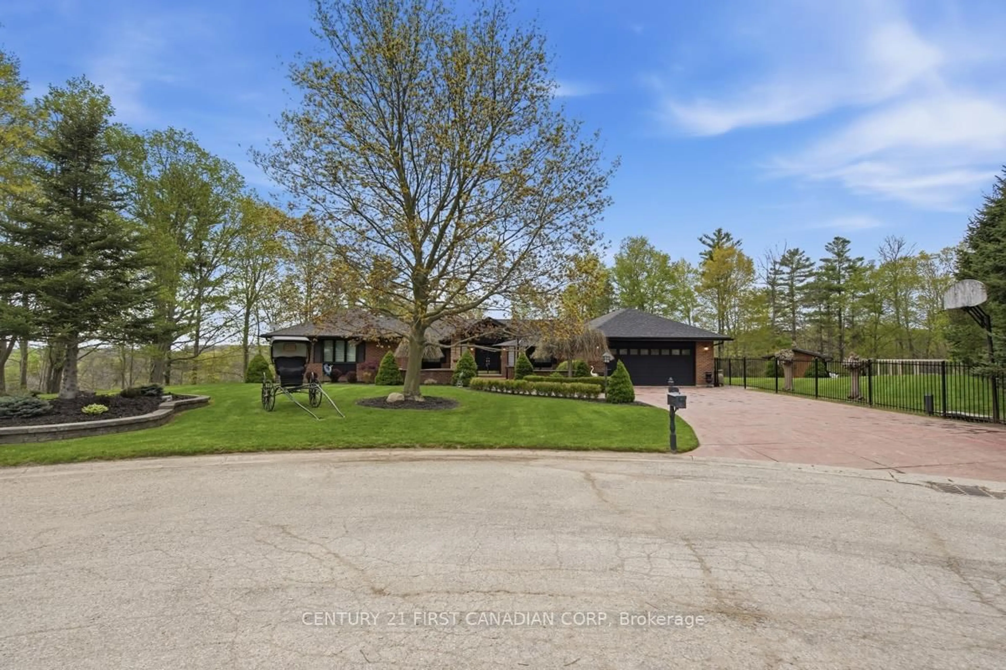 A pic from outside/outdoor area/front of a property/back of a property/a pic from drone, street for 2314 Lime Kiln Dr, London South Ontario N6K 4P6