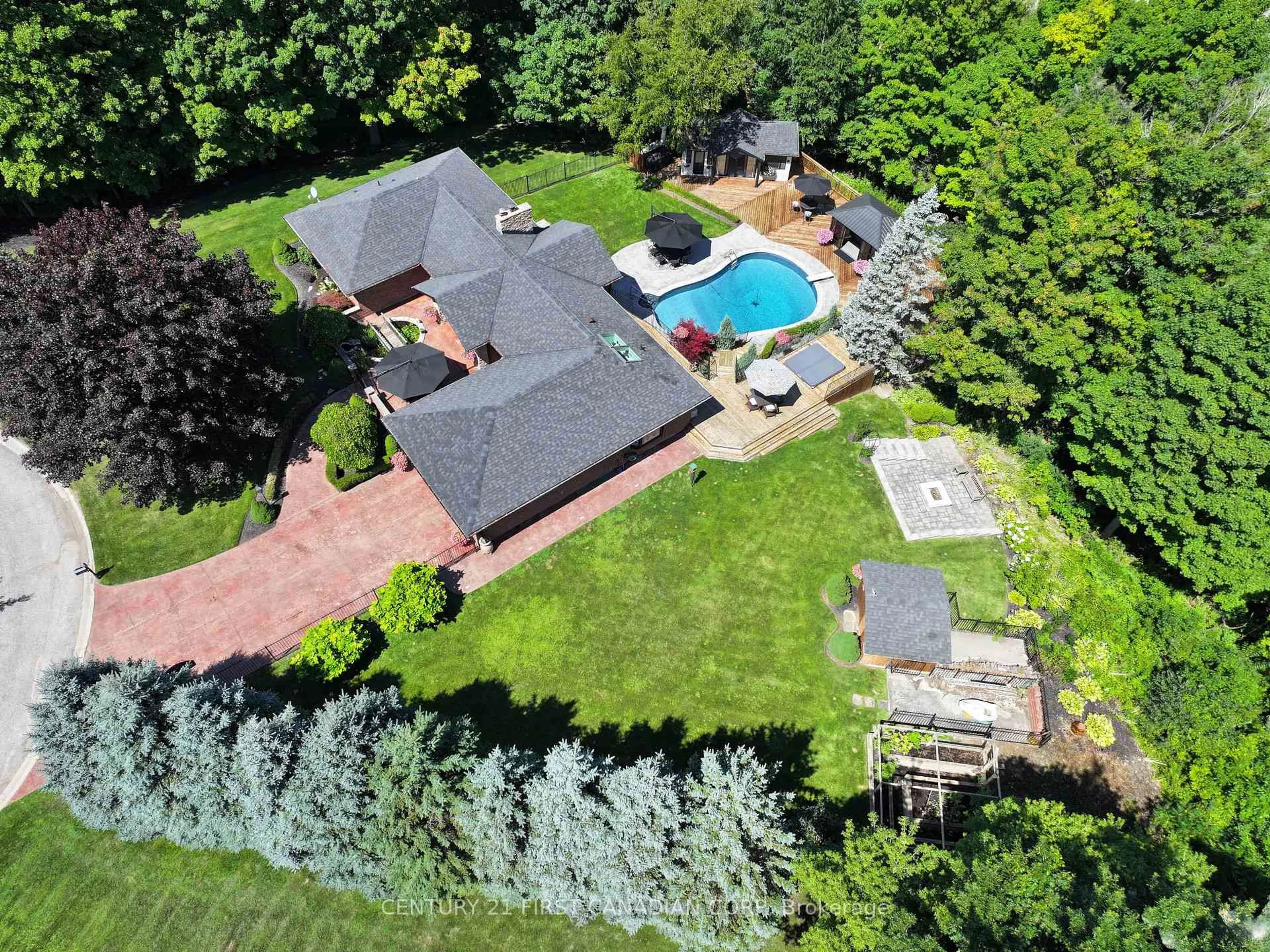 A pic from outside/outdoor area/front of a property/back of a property/a pic from drone, unknown for 2314 Lime Kiln Dr, London South Ontario N6K 4P6