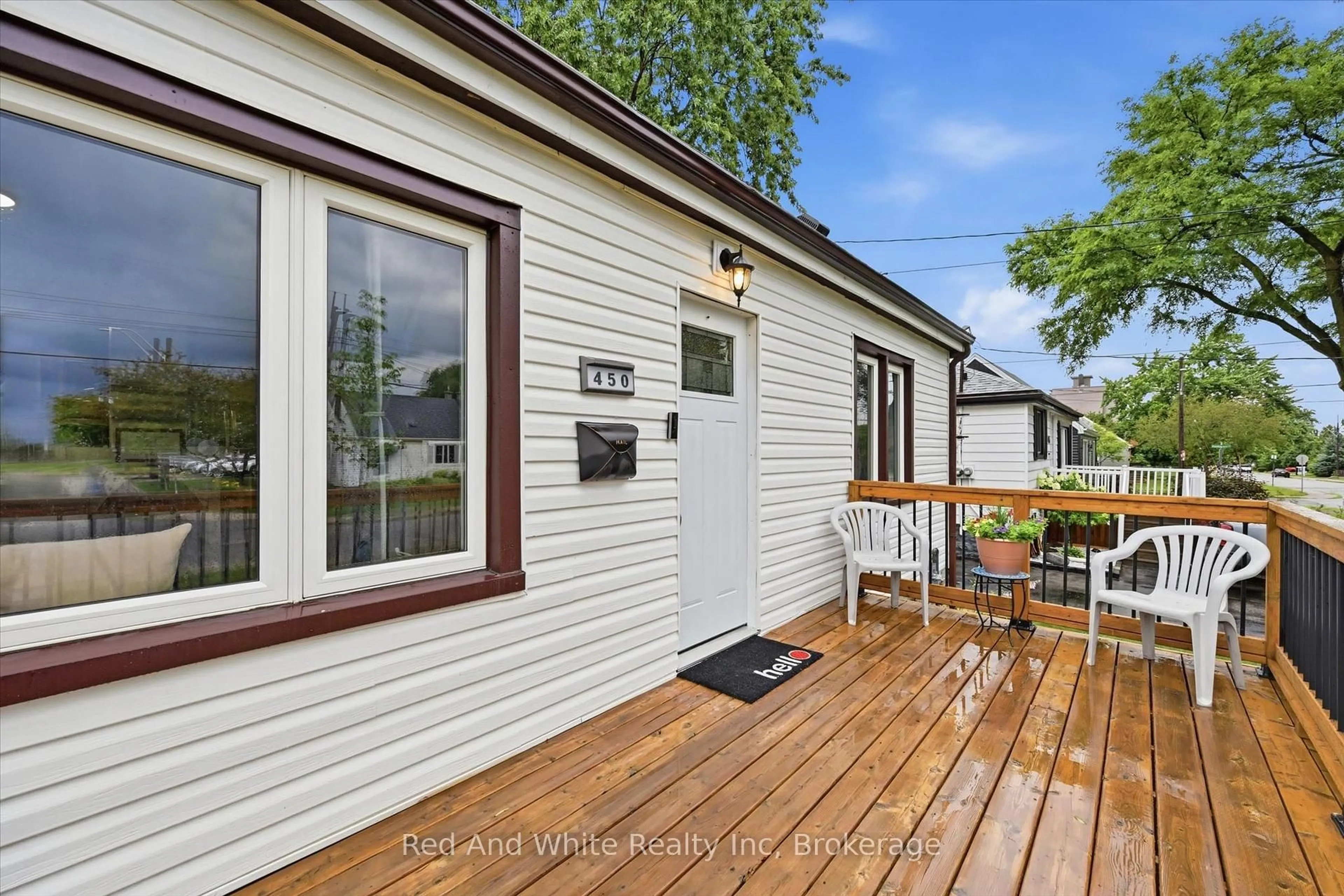 Home with vinyl exterior material, street for 450 East 42nd St, Hamilton Ontario L8T 3B3