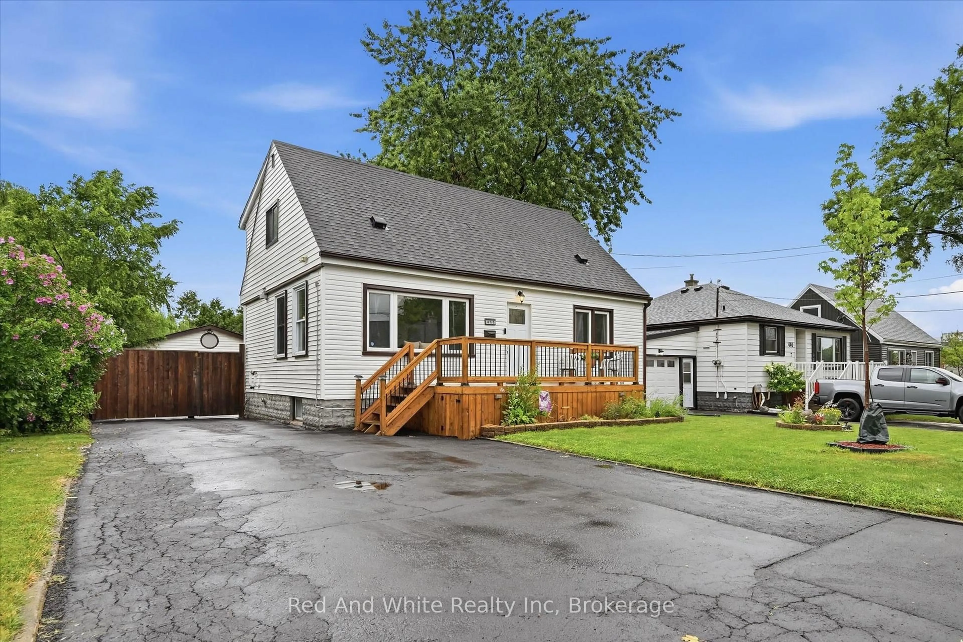 Home with vinyl exterior material, street for 450 East 42nd St, Hamilton Ontario L8T 3B3