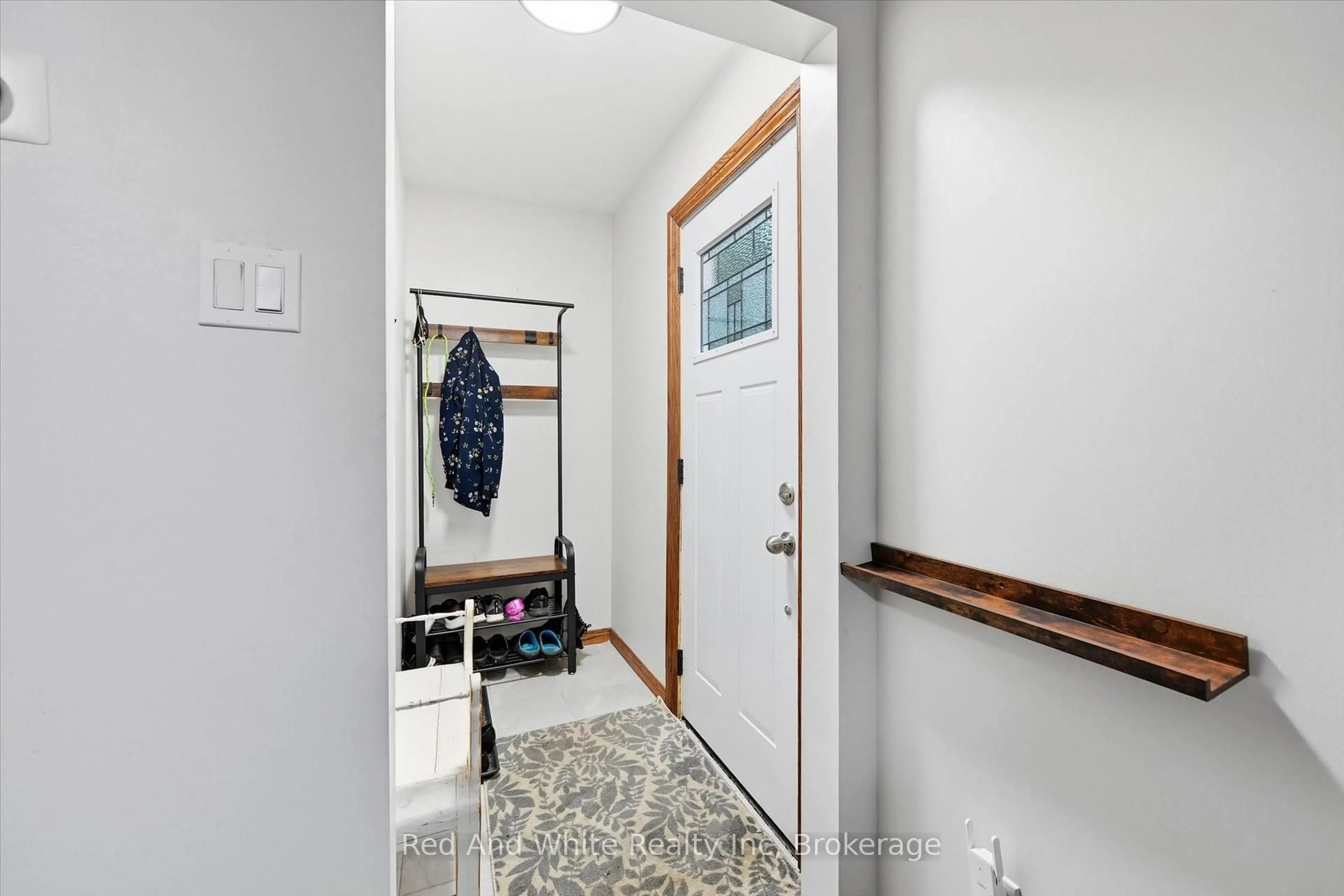 Indoor entryway for 450 East 42nd St, Hamilton Ontario L8T 3B3