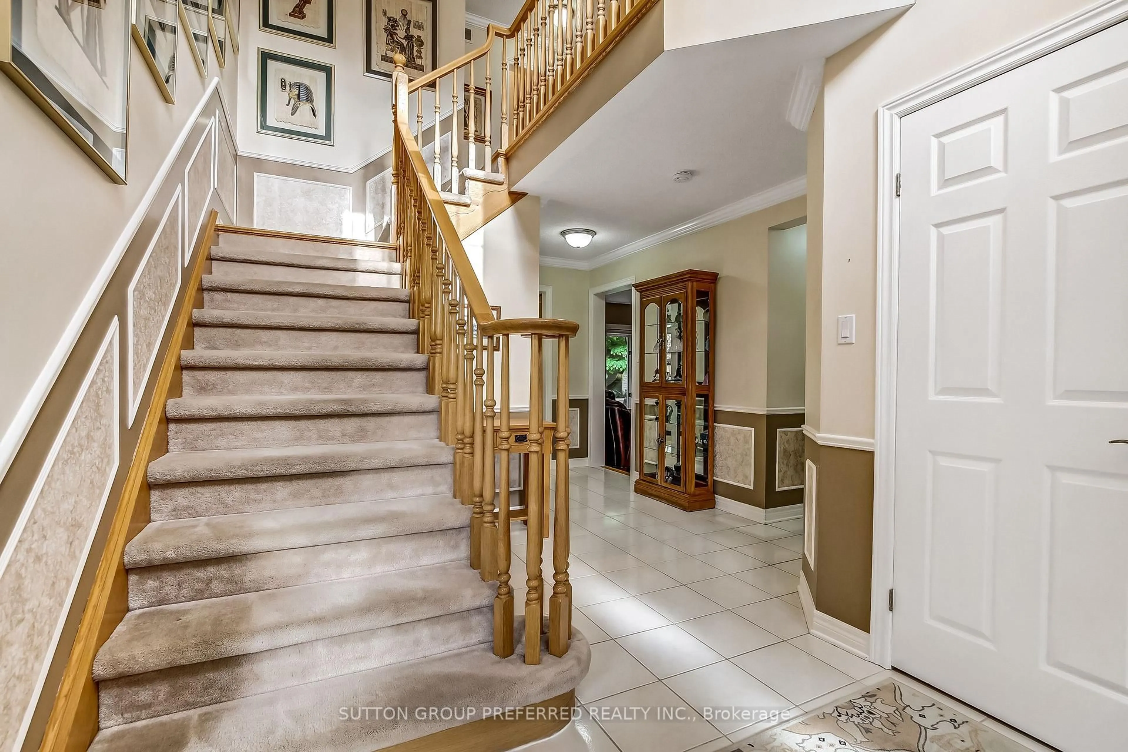 Indoor foyer for 462 Ambleside Dr, London North Ontario N6G 4W9