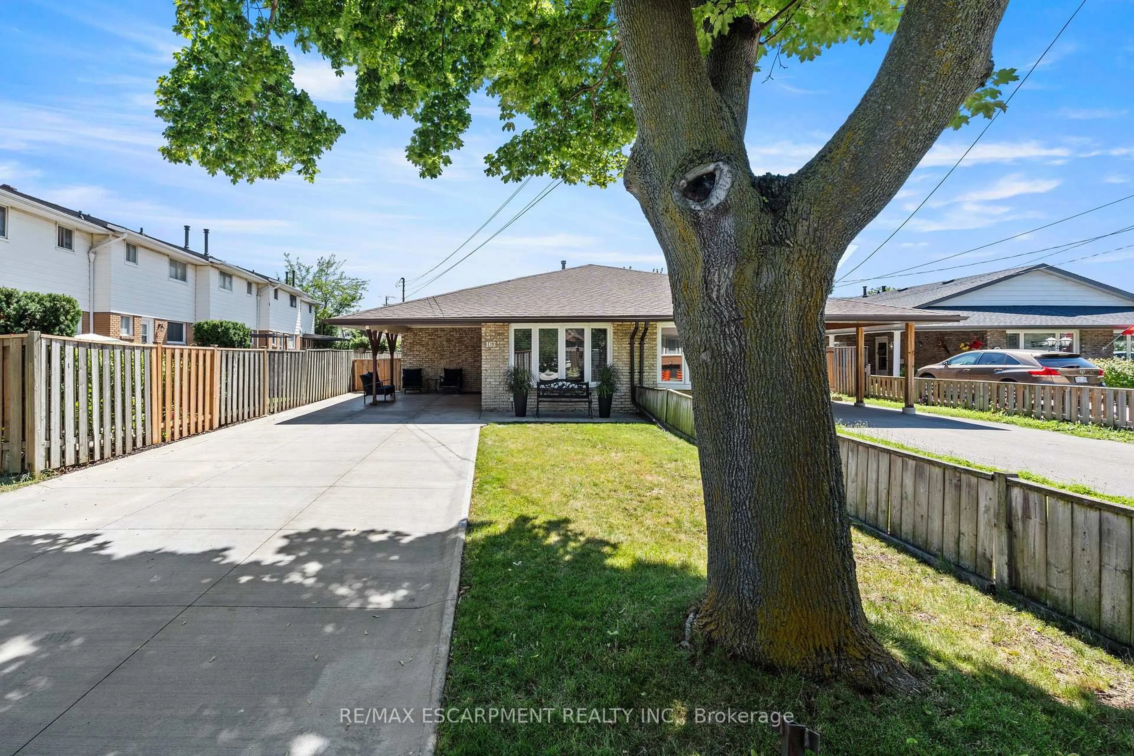 A pic from outside/outdoor area/front of a property/back of a property/a pic from drone, street for 167 Berkindale Dr, Hamilton Ontario L8E 2R6