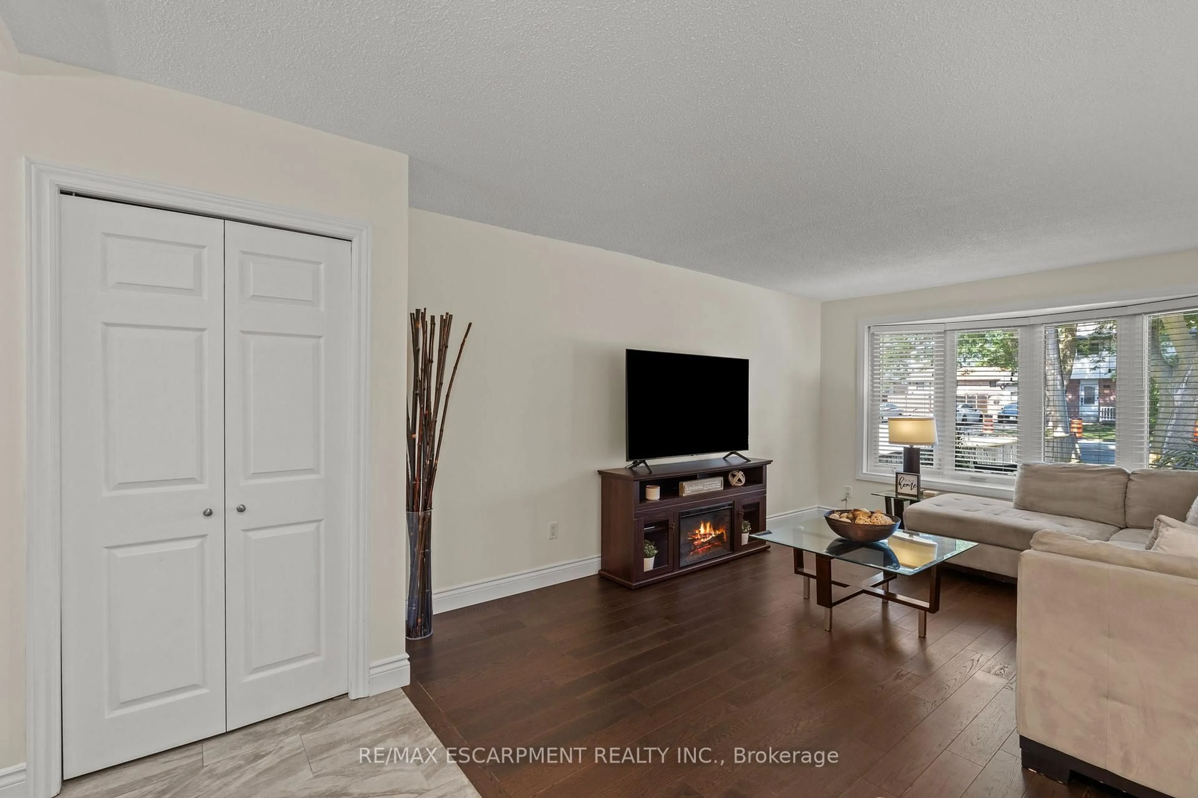 Living room with furniture, wood/laminate floor for 167 Berkindale Dr, Hamilton Ontario L8E 2R6