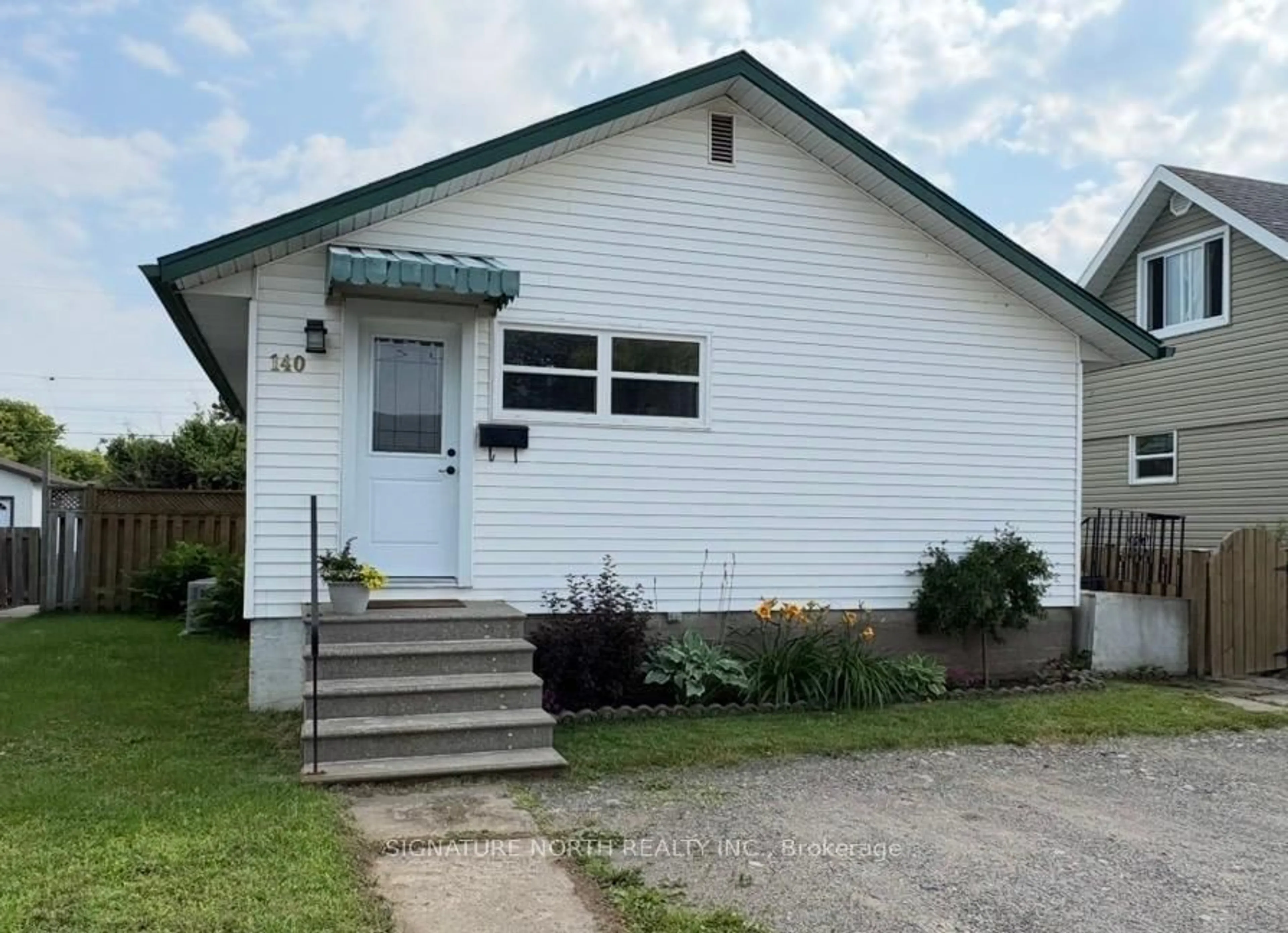 Home with vinyl exterior material, building for 140 Christina St, Thunder Bay Ontario P7E 4N5