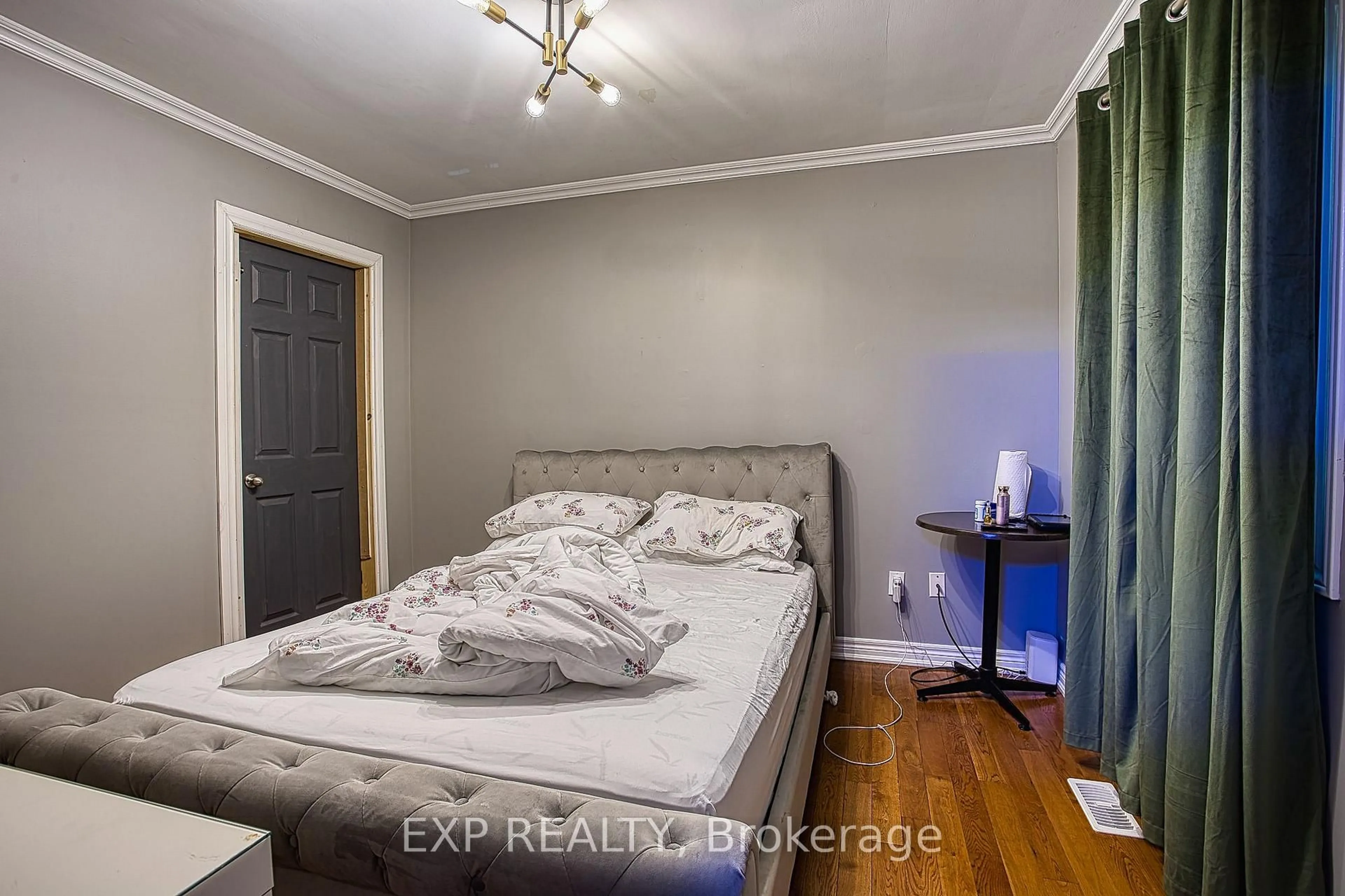 A pic of a room for 99 Mohawk Rd, Hamilton Ontario L9C 1W2