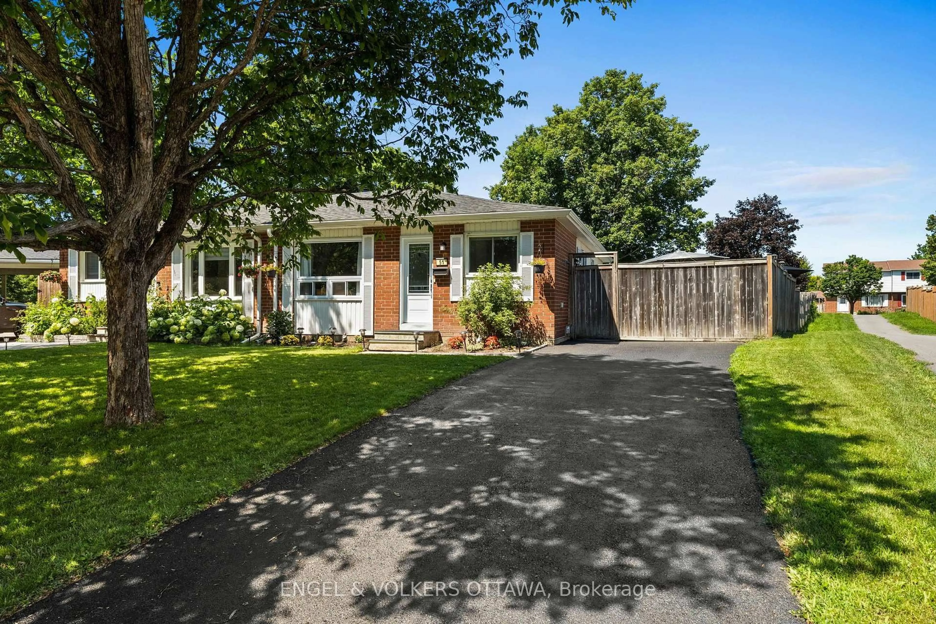 A pic from outside/outdoor area/front of a property/back of a property/a pic from drone, street for 51 Morton Dr, Ottawa Ontario K2L 1W9