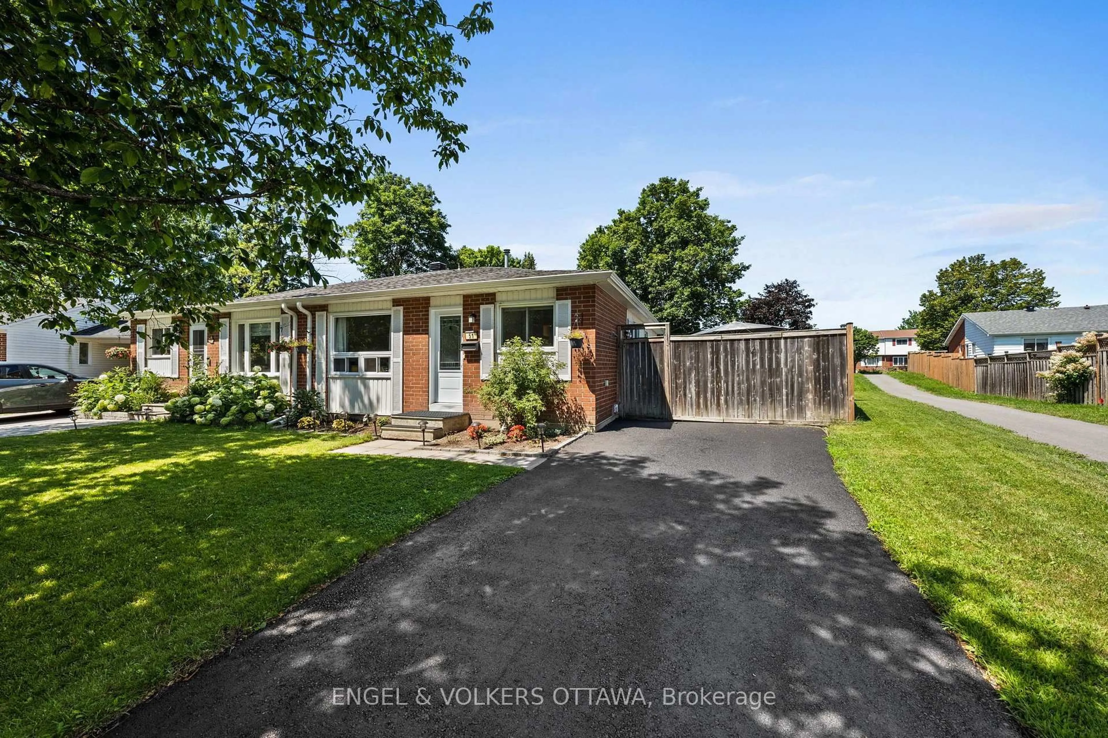 A pic from outside/outdoor area/front of a property/back of a property/a pic from drone, street for 51 Morton Dr, Ottawa Ontario K2L 1W9