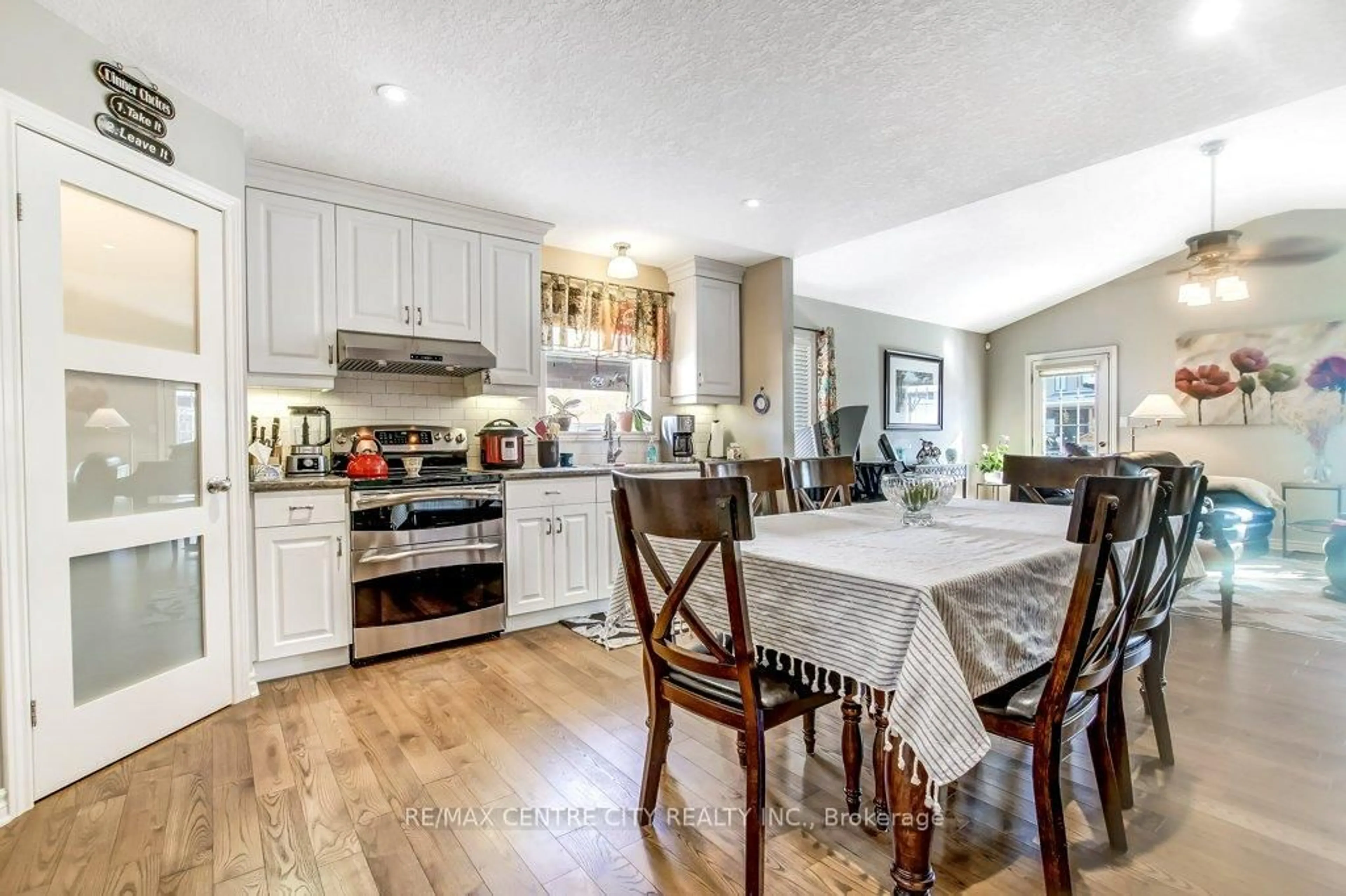 Open concept kitchen, ceramic/tile floor for 67 Peach Tree Blvd, St. Thomas Ontario N5R 0C1