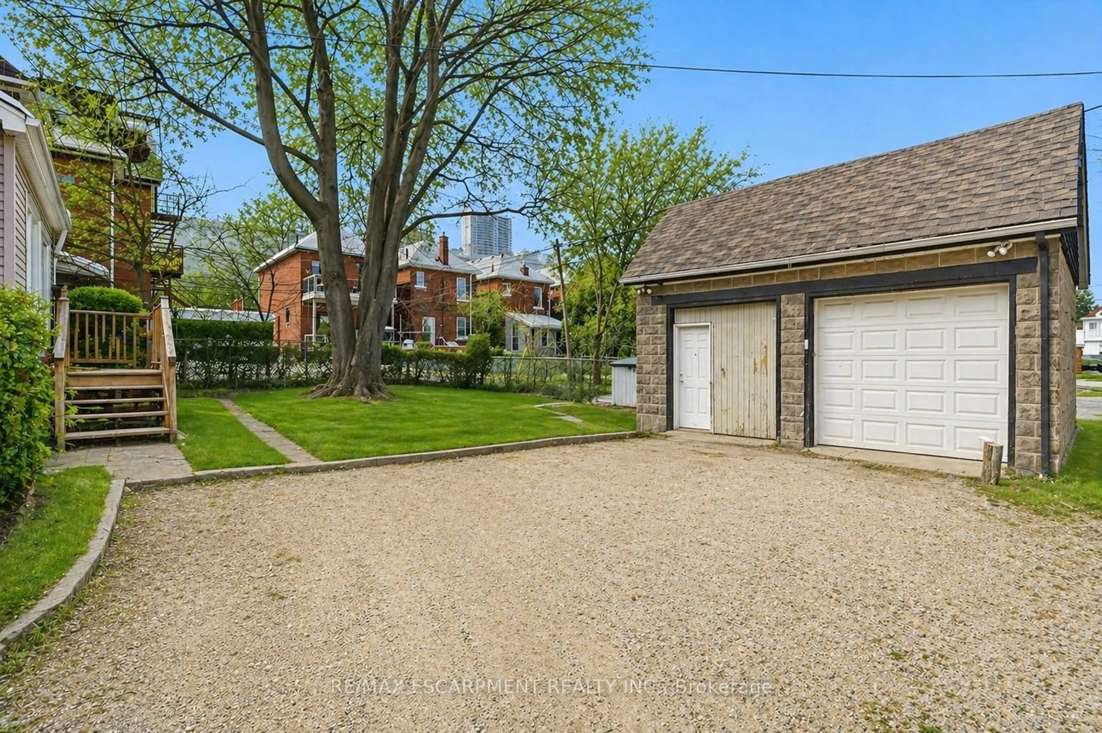 A pic from outside/outdoor area/front of a property/back of a property/a pic from drone, street for 260 Prospect St, Hamilton Ontario L8M 2Z9