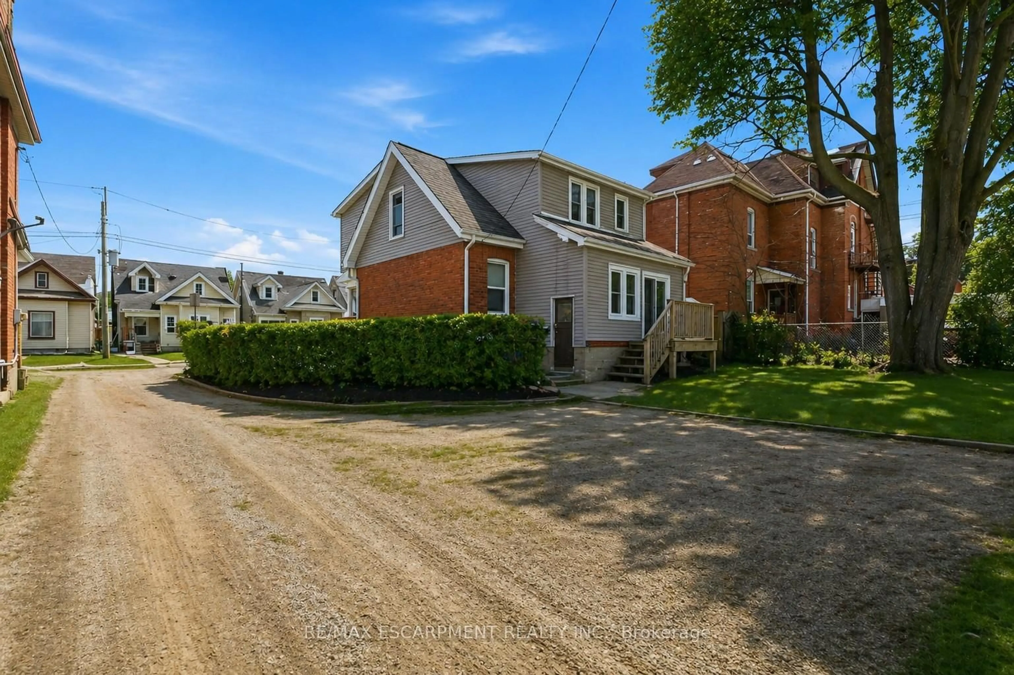 A pic from outside/outdoor area/front of a property/back of a property/a pic from drone, street for 260 Prospect St, Hamilton Ontario L8M 2Z9