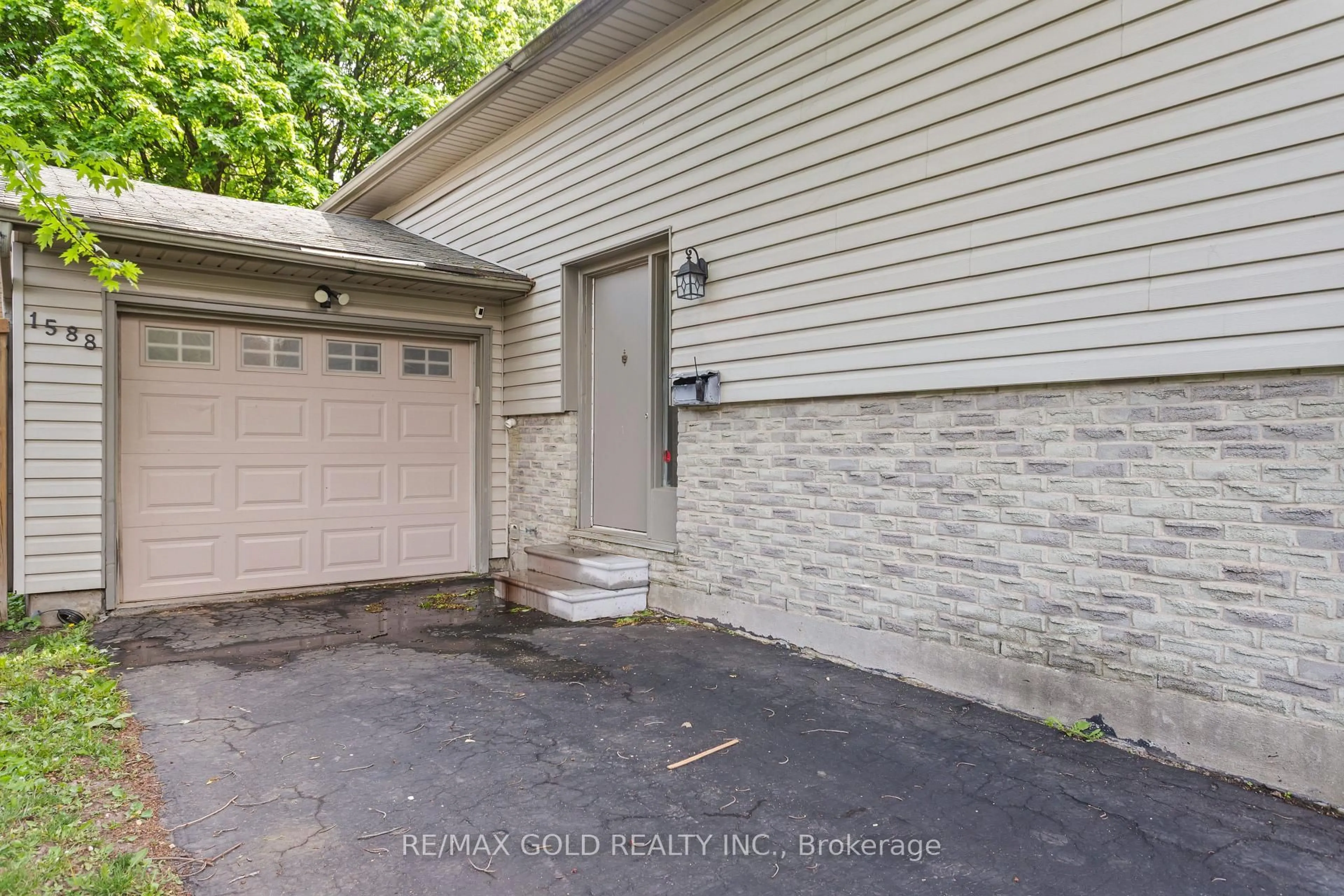 Unknown for 1588 Aldersbrook Rd, London North Ontario N6G 2Z3