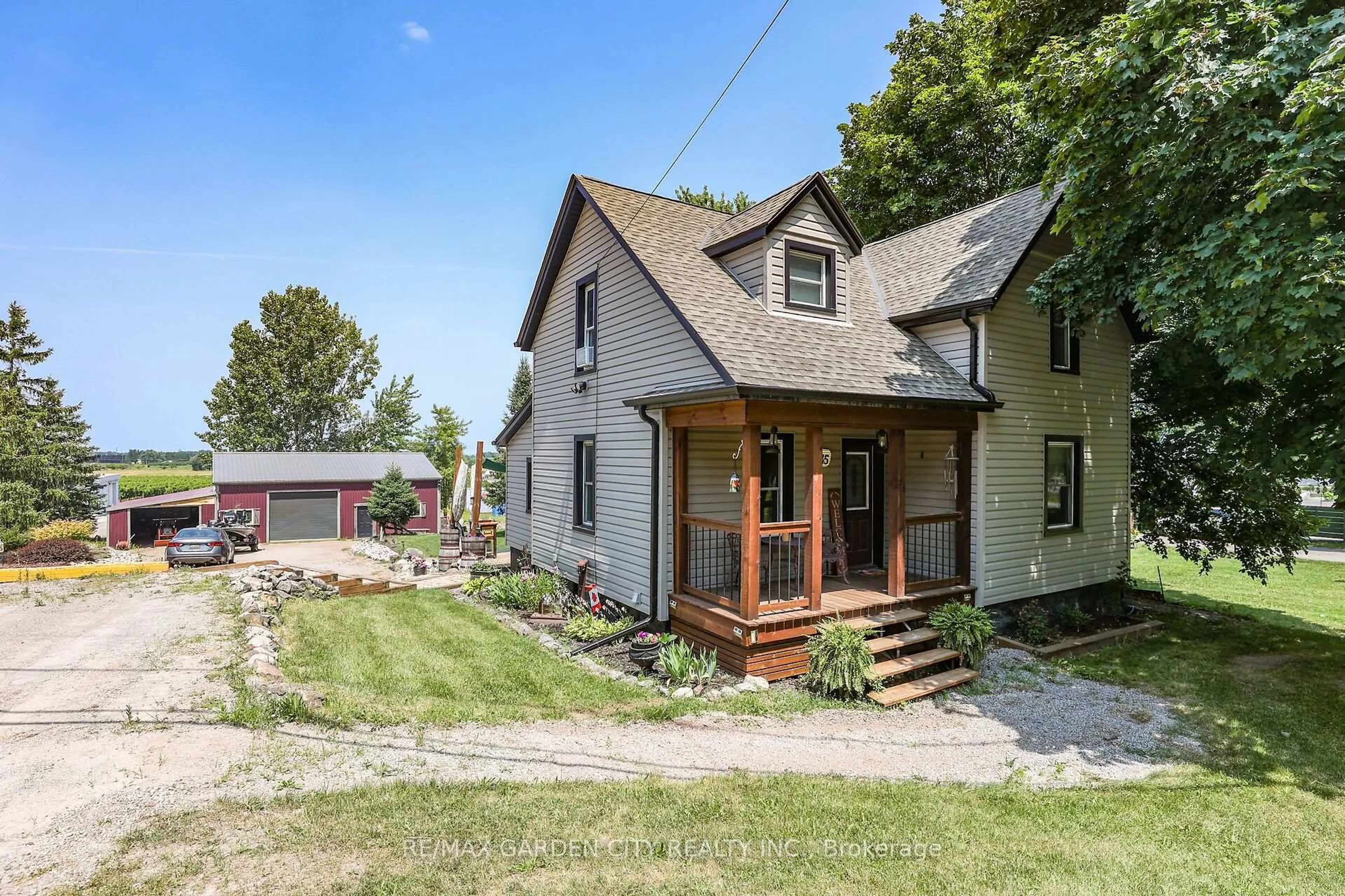 A pic from outside/outdoor area/front of a property/back of a property/a pic from drone, street for 3745 King St, Lincoln Ontario L0R 2C0
