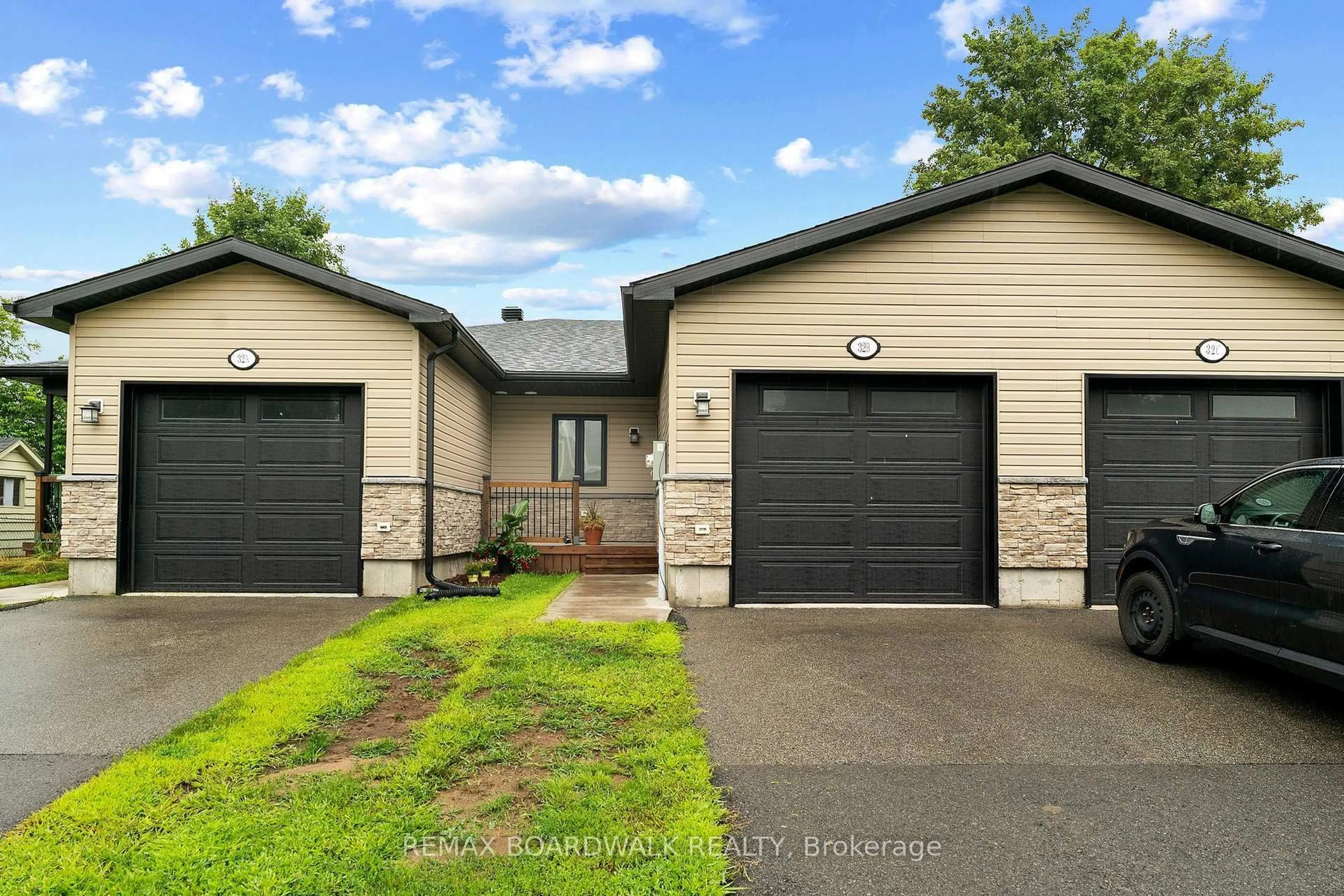 Unknown for 32 David St #B, Edwardsburgh/Cardinal Ontario K0E 1X0