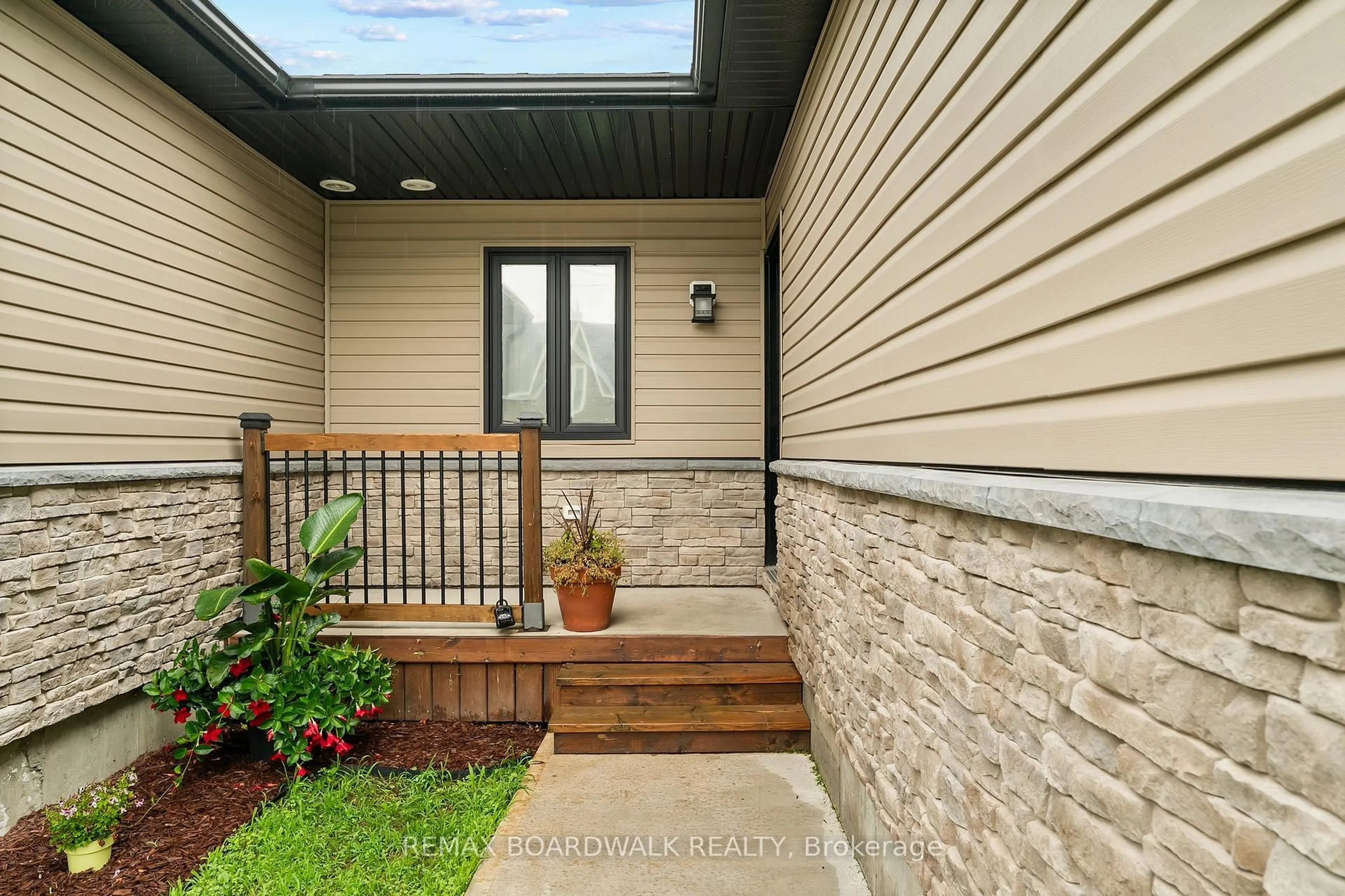 Indoor entryway for 32 David St #B, Edwardsburgh/Cardinal Ontario K0E 1X0