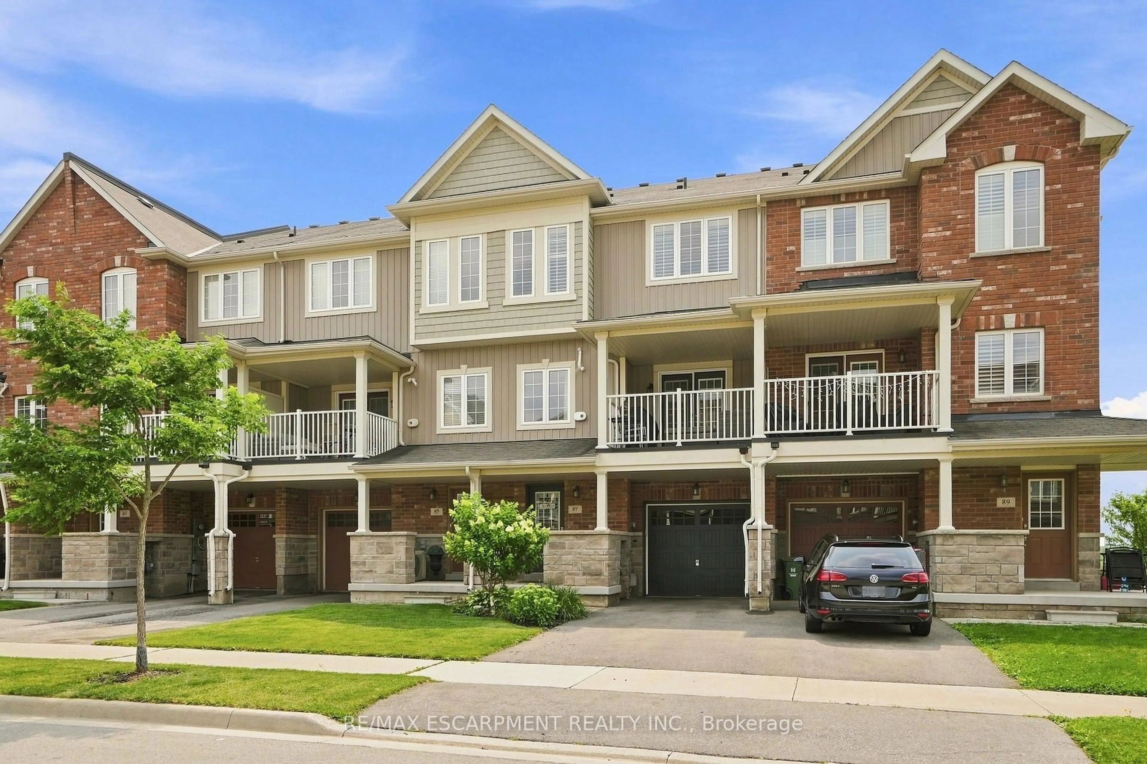 A pic from outside/outdoor area/front of a property/back of a property/a pic from drone, street for 87 HUGILL Way, Hamilton Ontario L8B 0A3