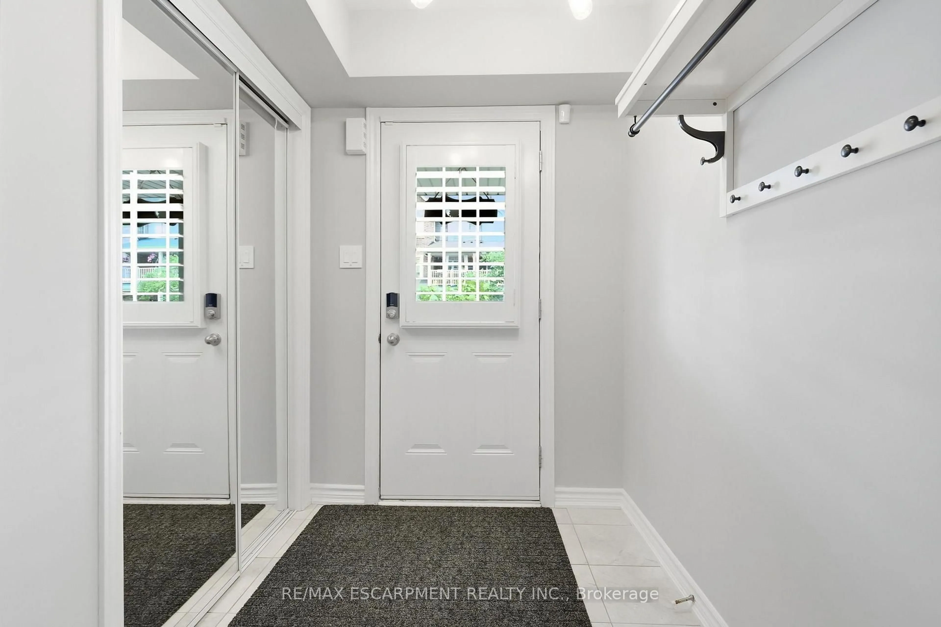 Indoor entryway for 87 HUGILL Way, Hamilton Ontario L8B 0A3