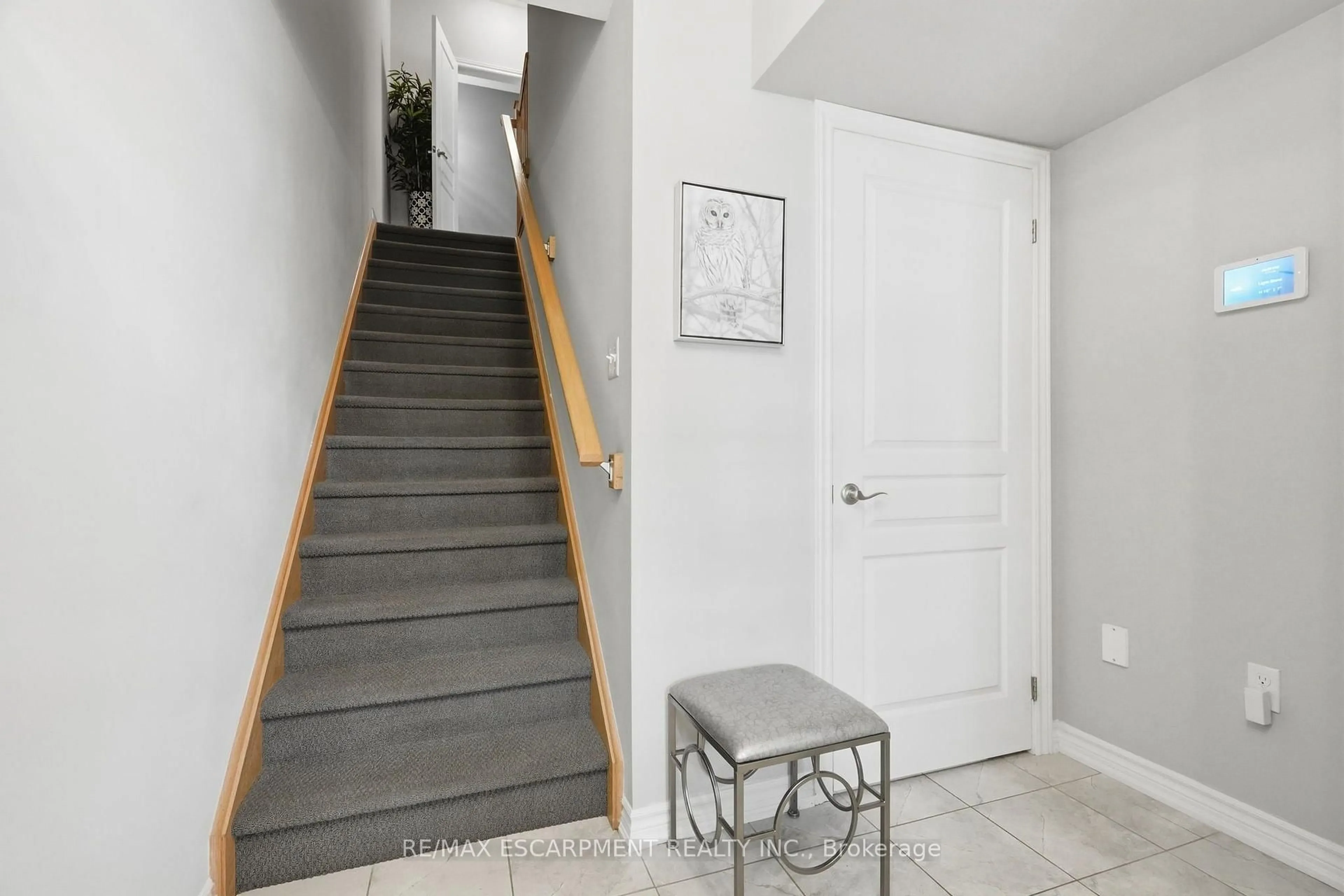 Indoor entryway for 87 HUGILL Way, Hamilton Ontario L8B 0A3