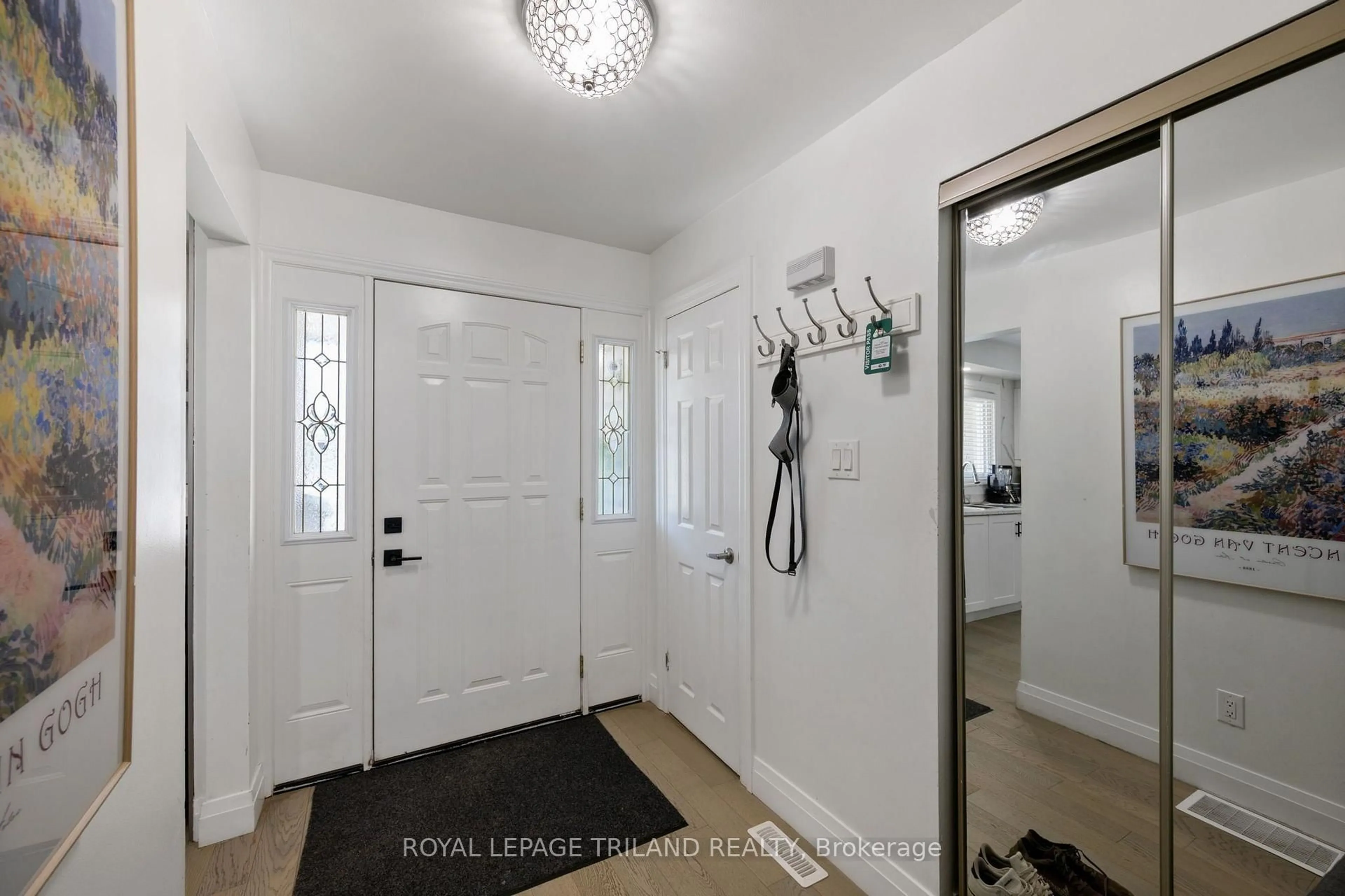 Indoor entryway for 711 OSGOODE Dr #43, London South Ontario N6E 2C8
