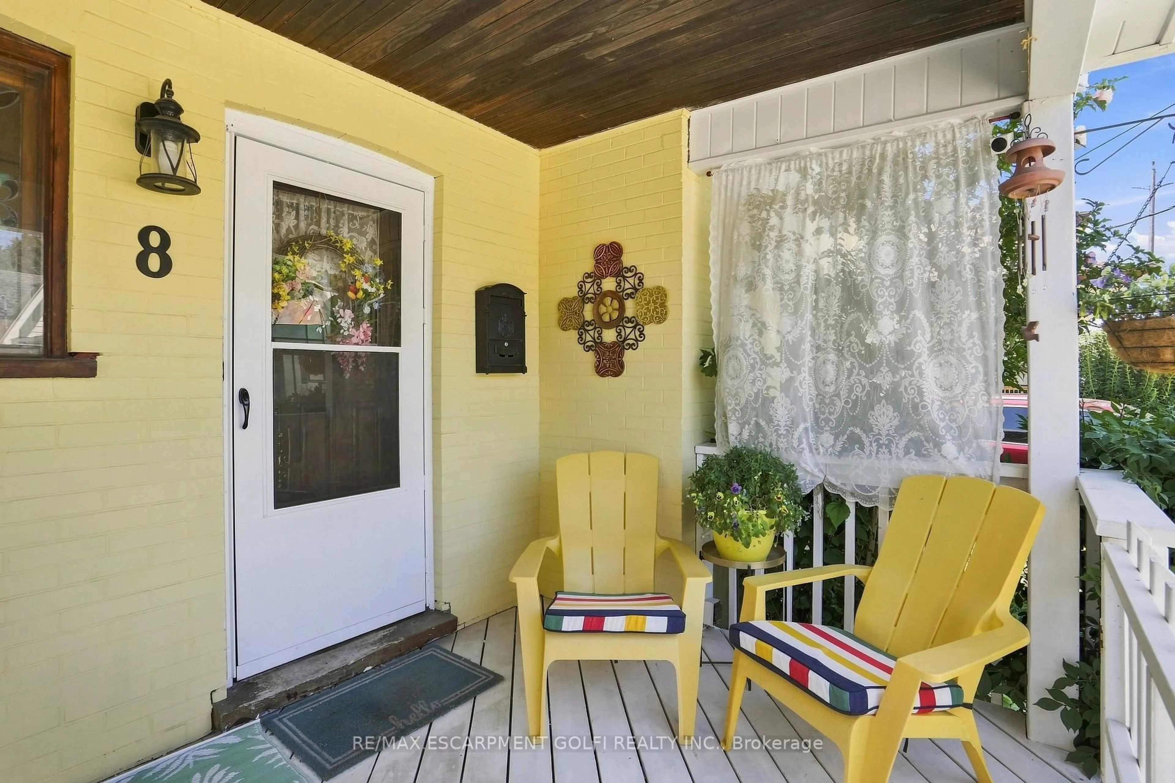 Indoor entryway for 8 STRATHCONA Ave, Brantford Ontario N3S 1T3