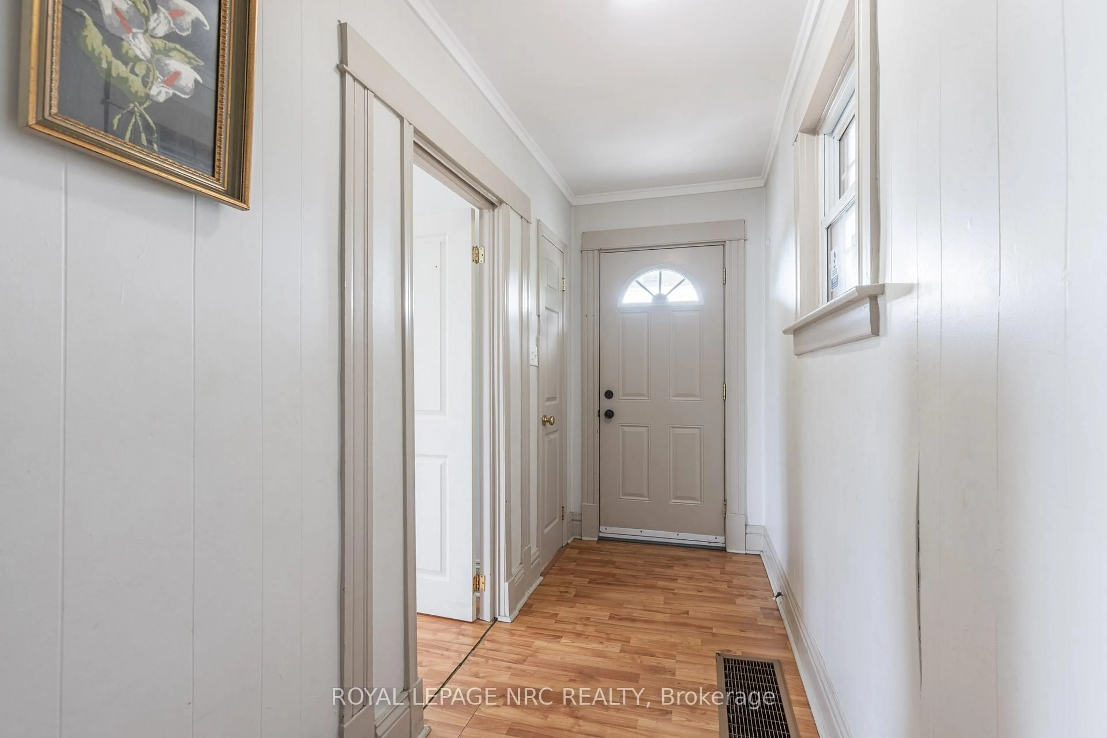 Indoor entryway for 44 Carlisle St, St. Catharines Ontario L2R 4H4