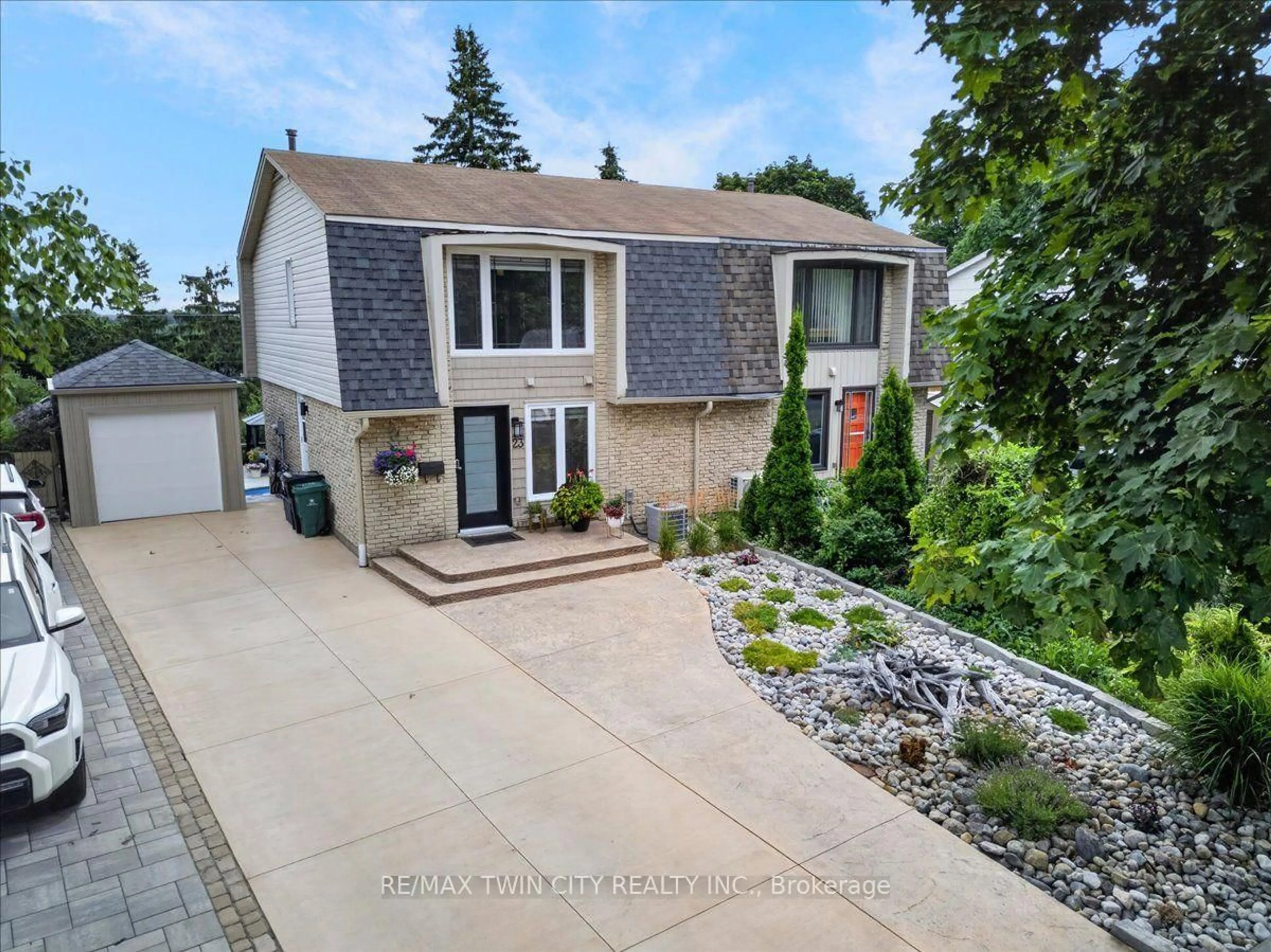 A pic from outside/outdoor area/front of a property/back of a property/a pic from drone, street for 23 Briar Knoll Dr, Kitchener Ontario N2E 1X9
