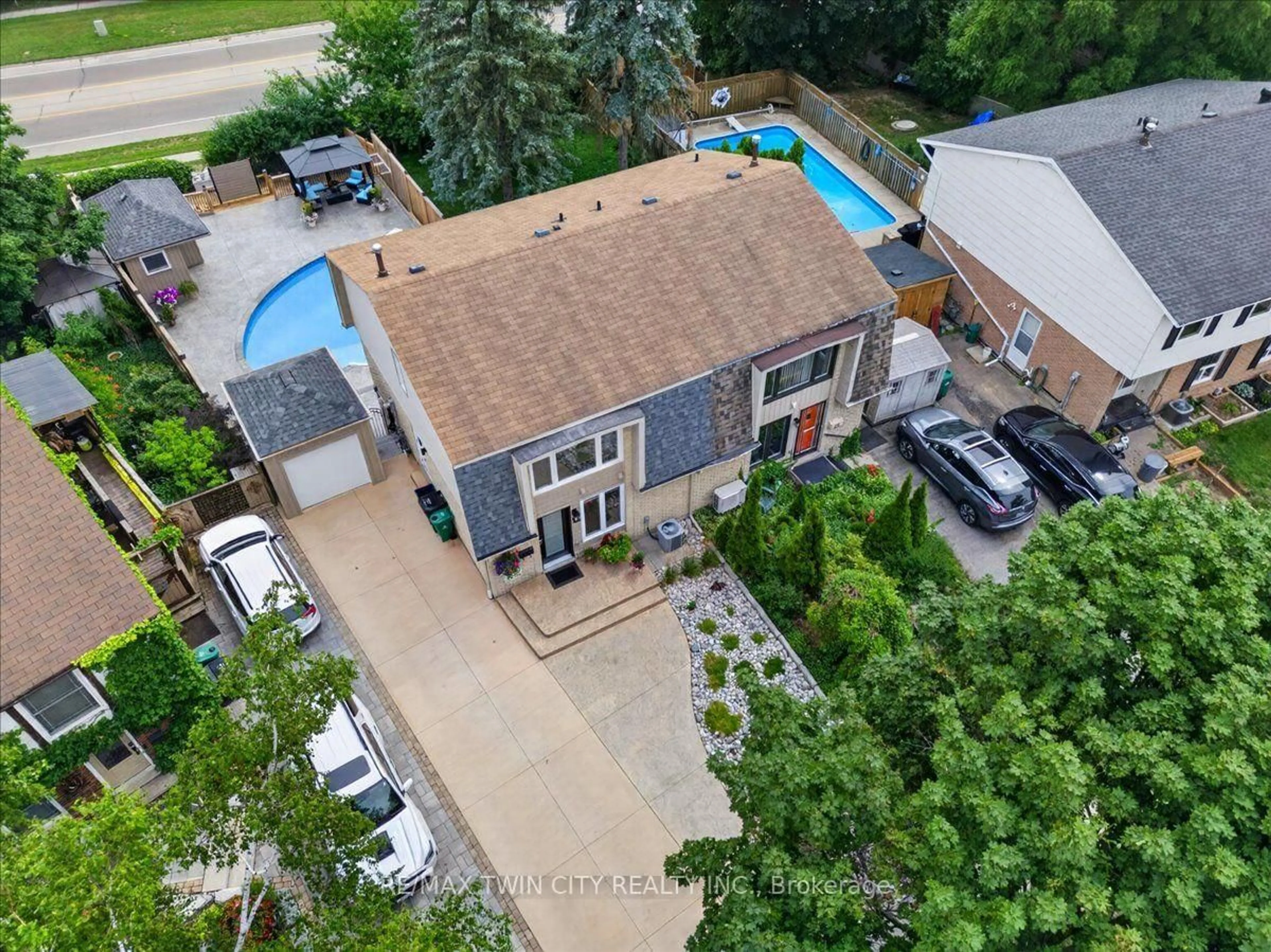 A pic from outside/outdoor area/front of a property/back of a property/a pic from drone, street for 23 Briar Knoll Dr, Kitchener Ontario N2E 1X9