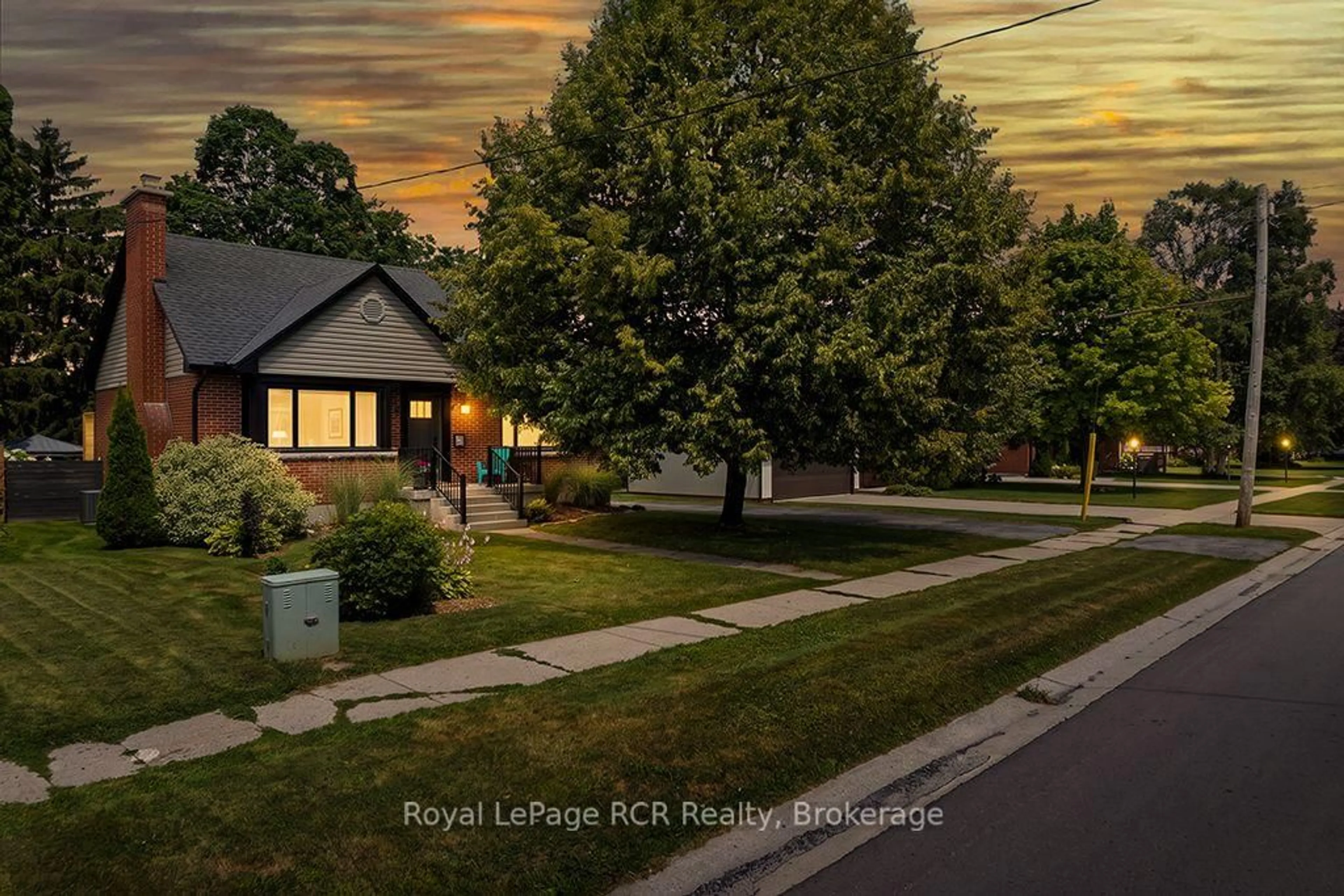 A pic from outside/outdoor area/front of a property/back of a property/a pic from drone, street for 578 7th St, Owen Sound Ontario N4K 3L6